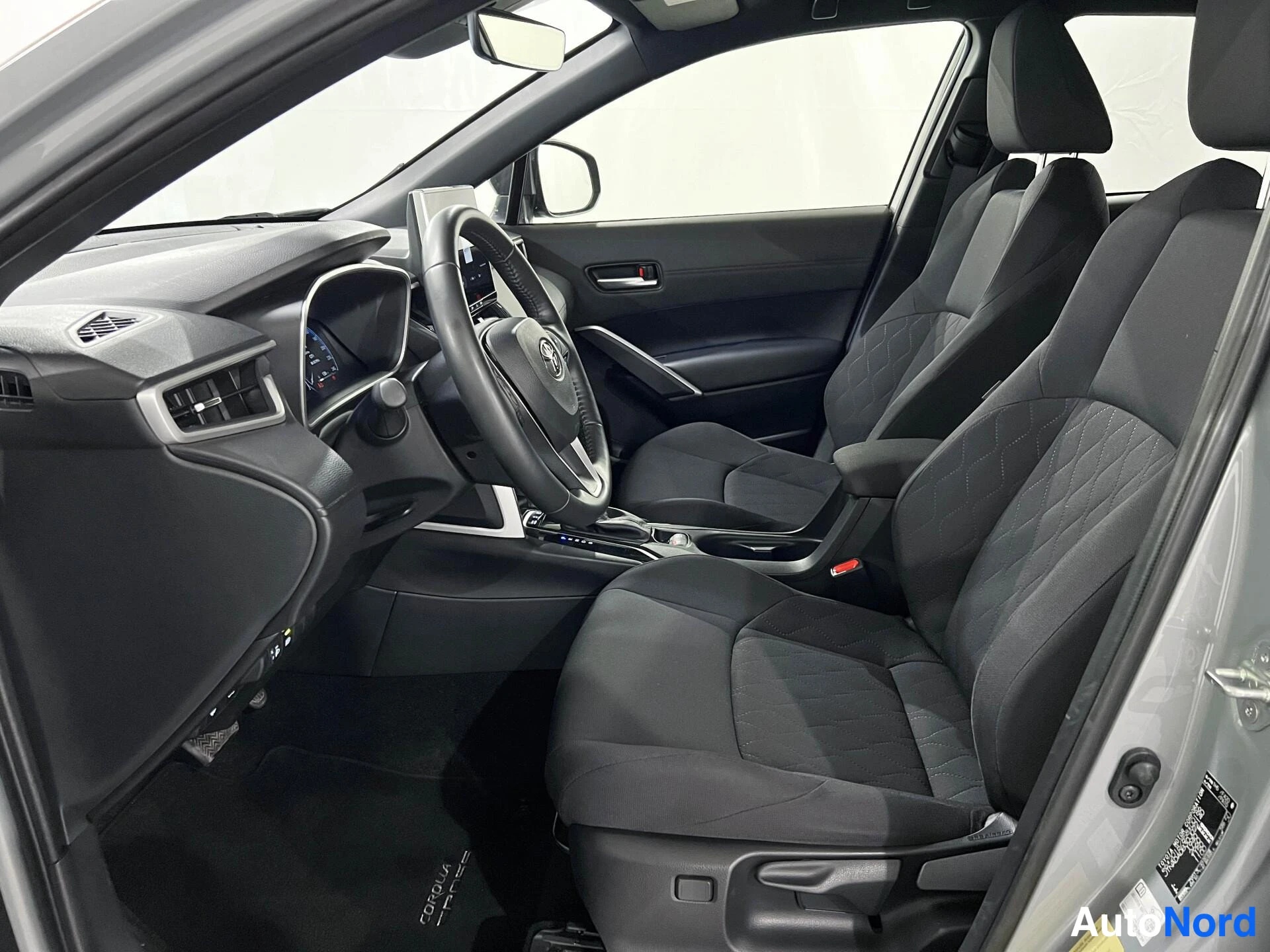 Harmaa Toyota Corolla Cross 2024, kuva 10
