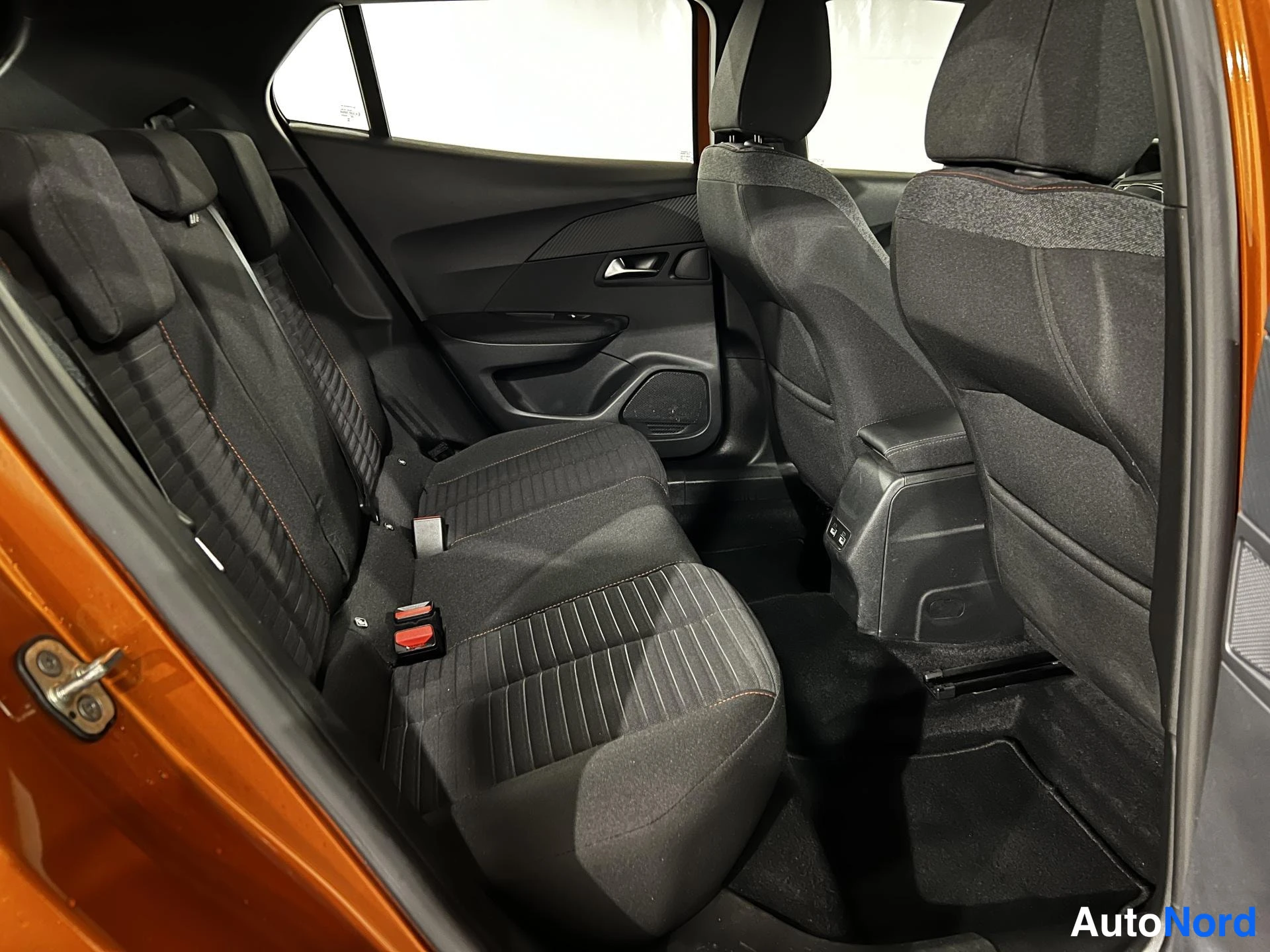 Oranssi Peugeot e-2008 2023, kuva 13