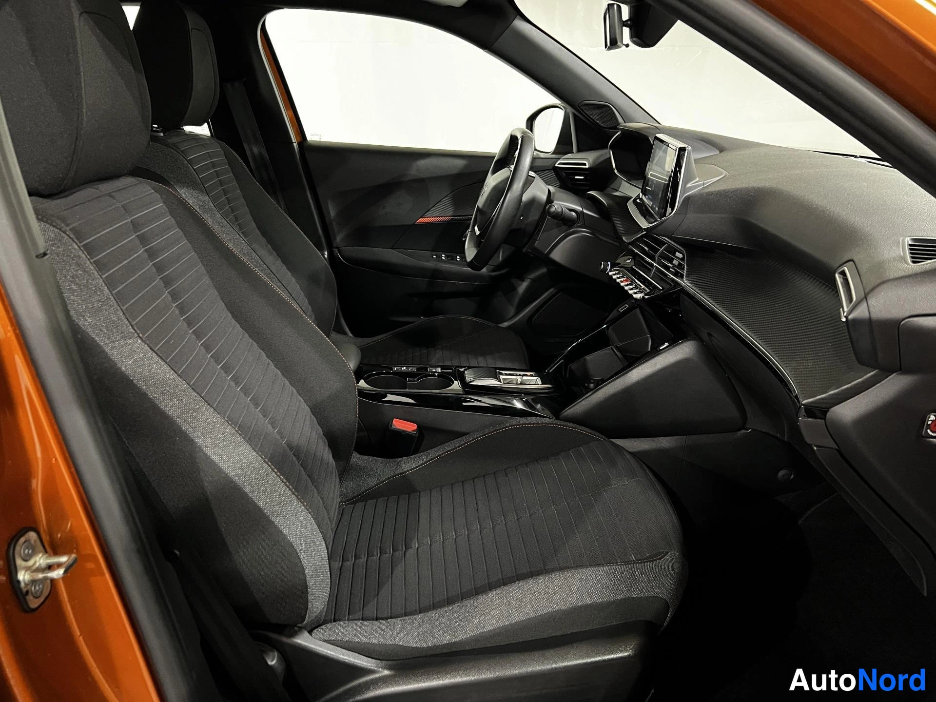 Oranssi Peugeot e-2008 2023, kuva 10