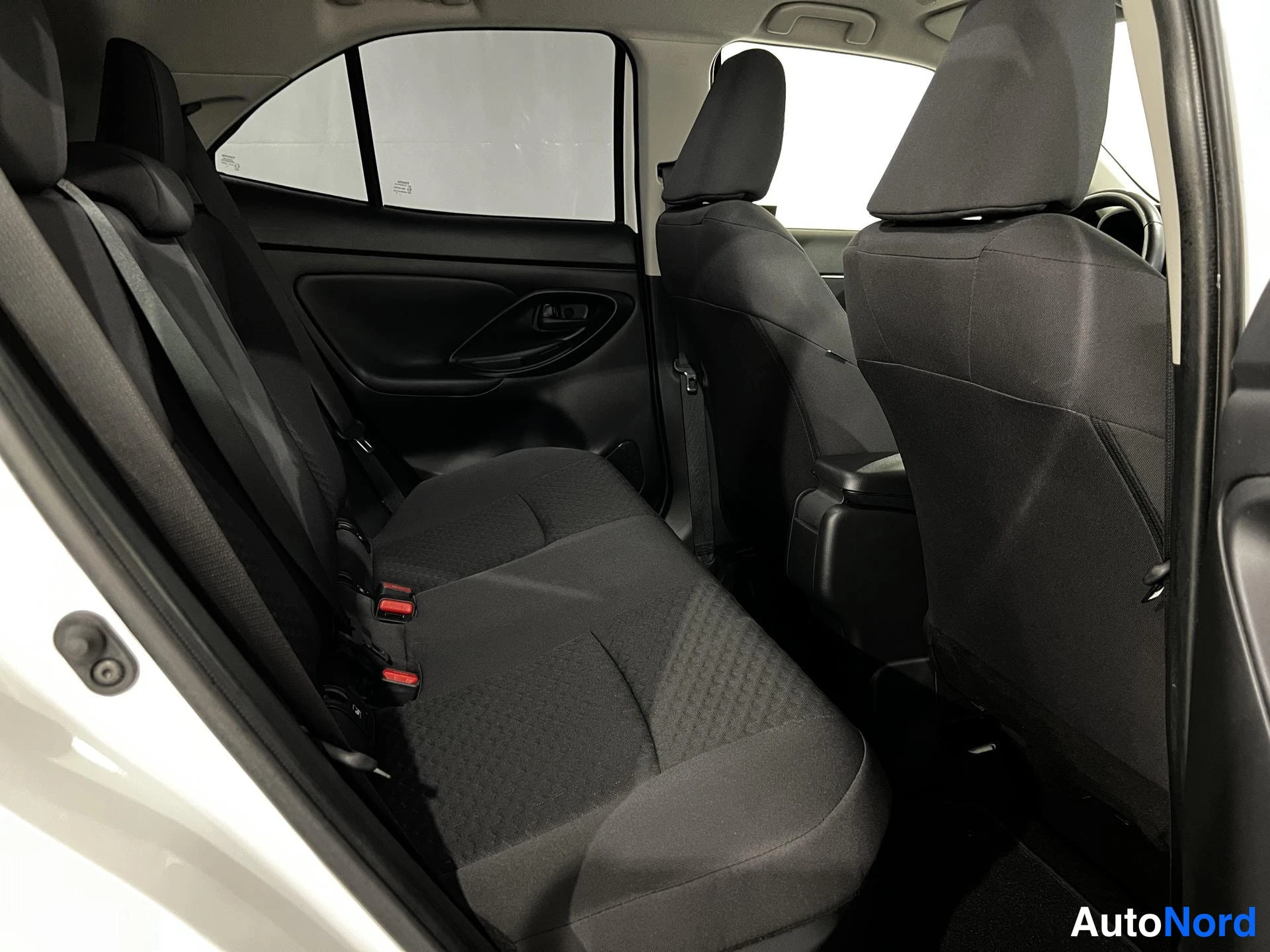 Valkoinen Toyota Yaris Cross 2025, kuva 12