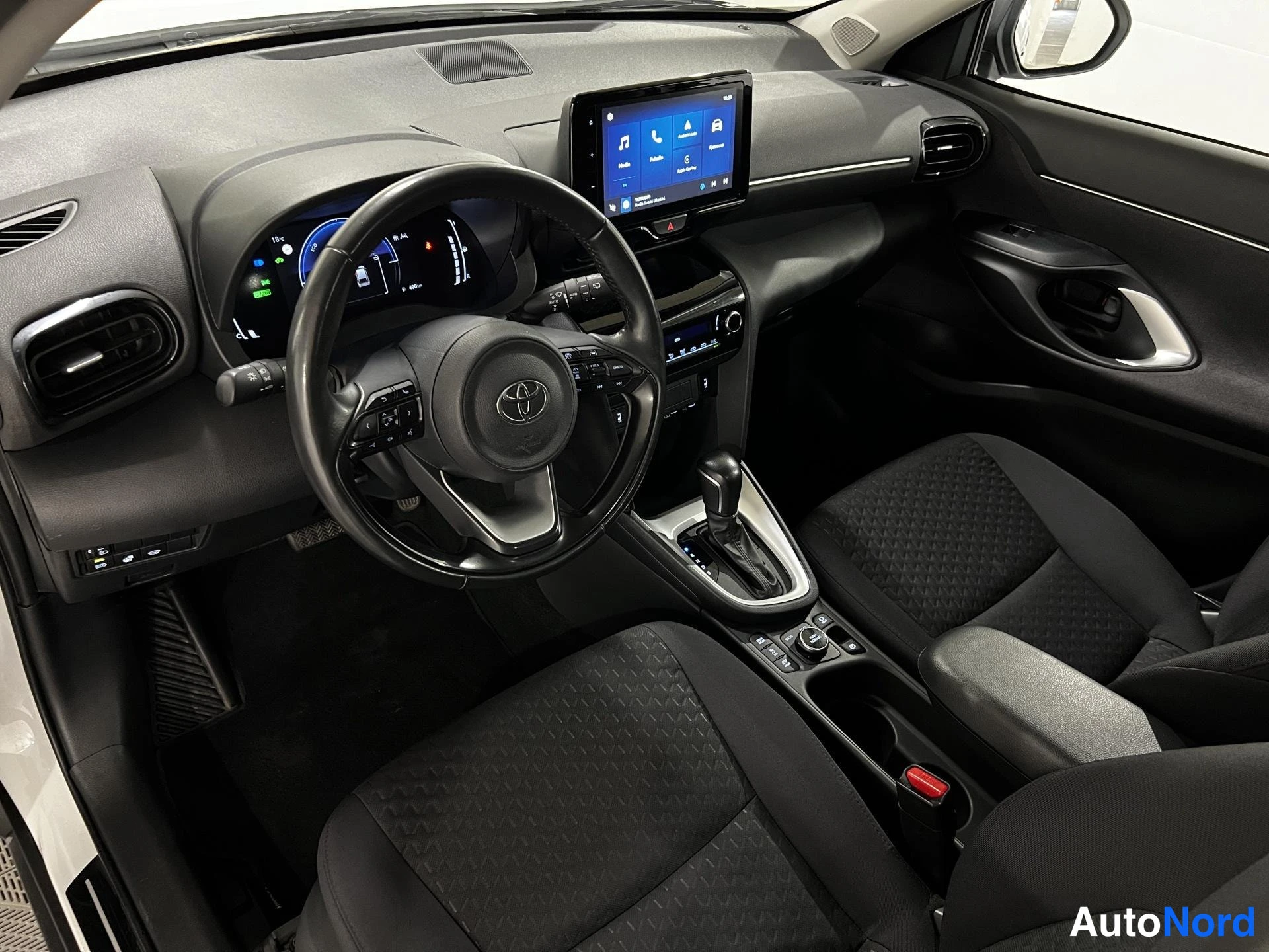 Valkoinen Toyota Yaris Cross 2025, kuva 8