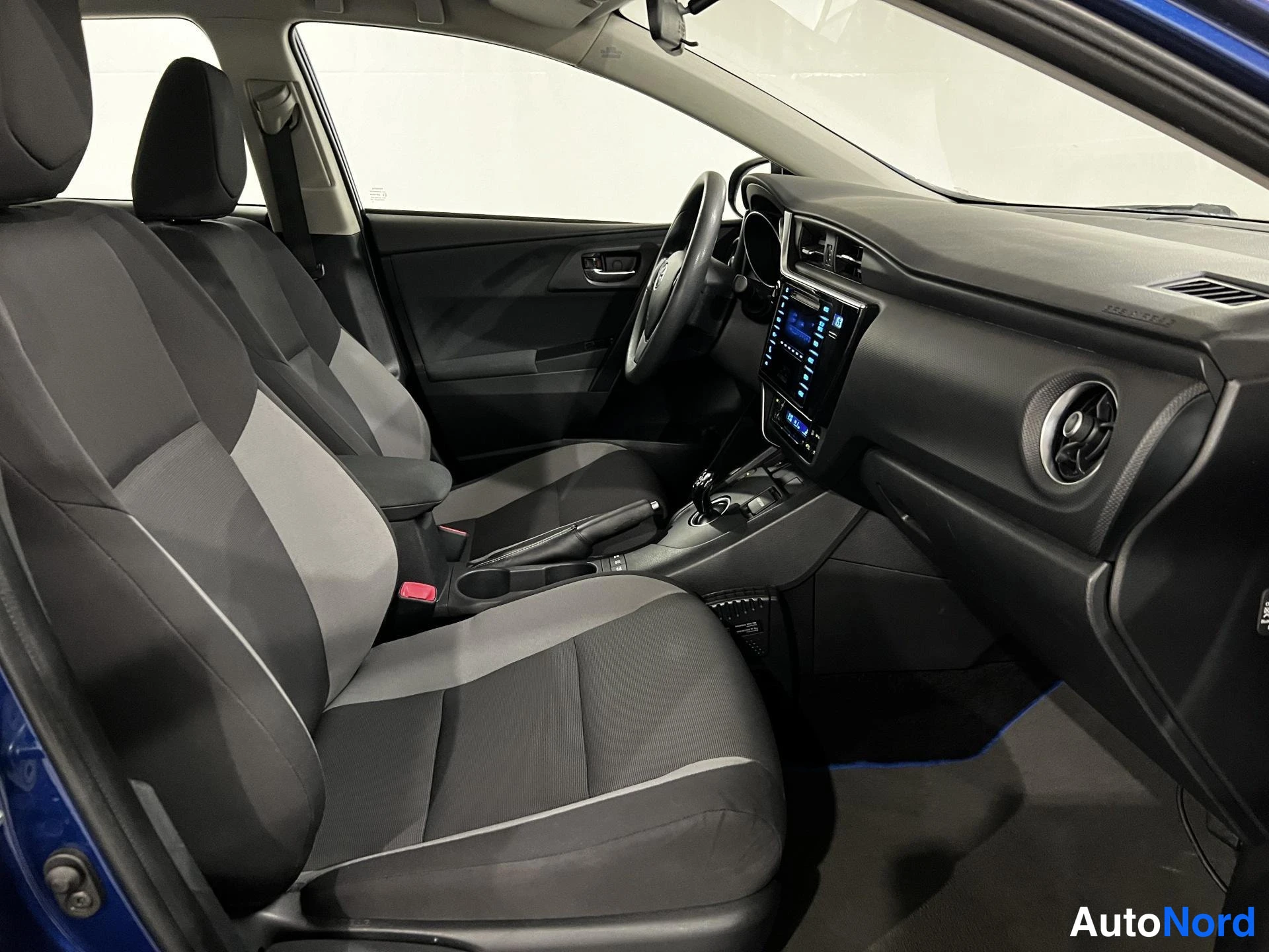 Sininen Toyota Auris Touring Sports 2016, etuistuimet, kuva 11