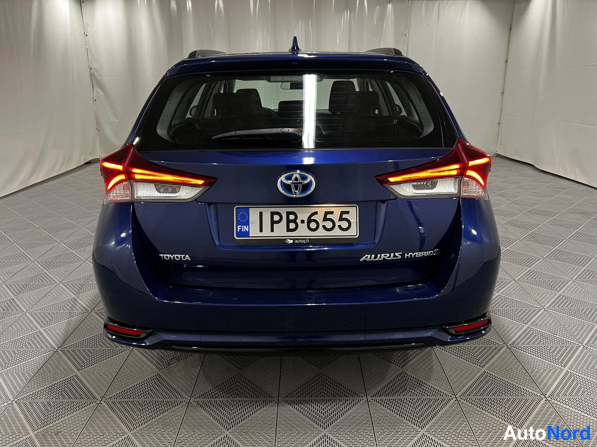 Sininen Toyota Auris Touring Sports 2016, takaa, kuva 6