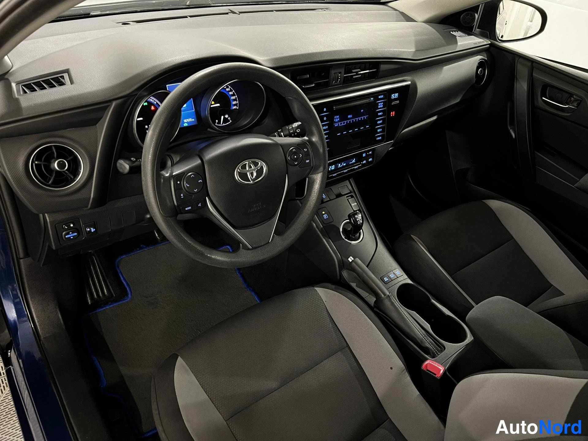 Sininen Toyota Auris Touring Sports 2016, ohjaamo, kuva 7