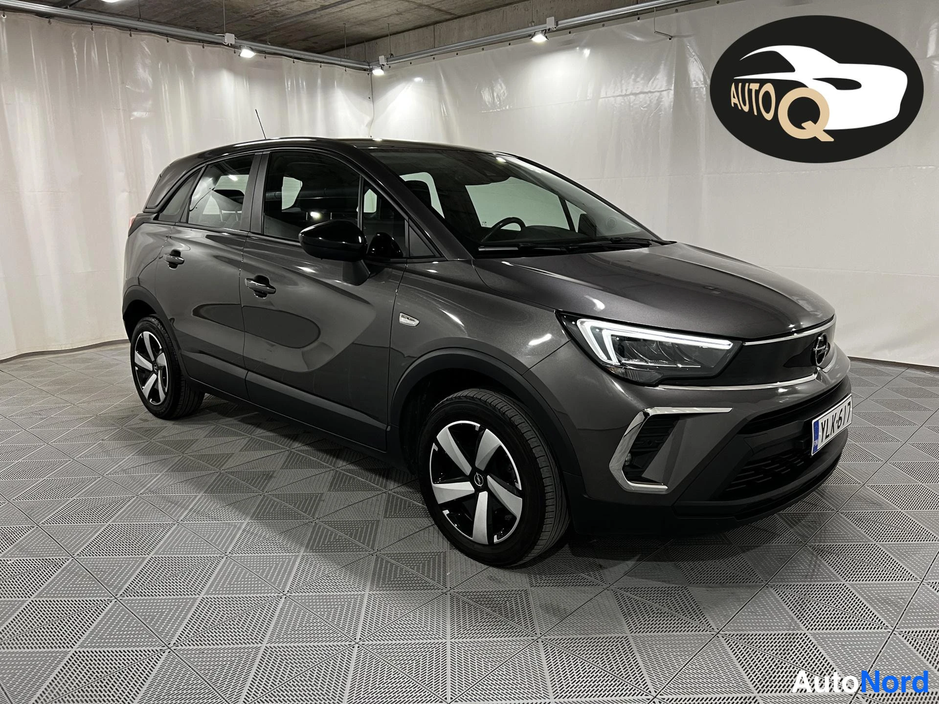 Grå Opel Crossland 2022, snett framifrån, fronten åt höger, bild 2