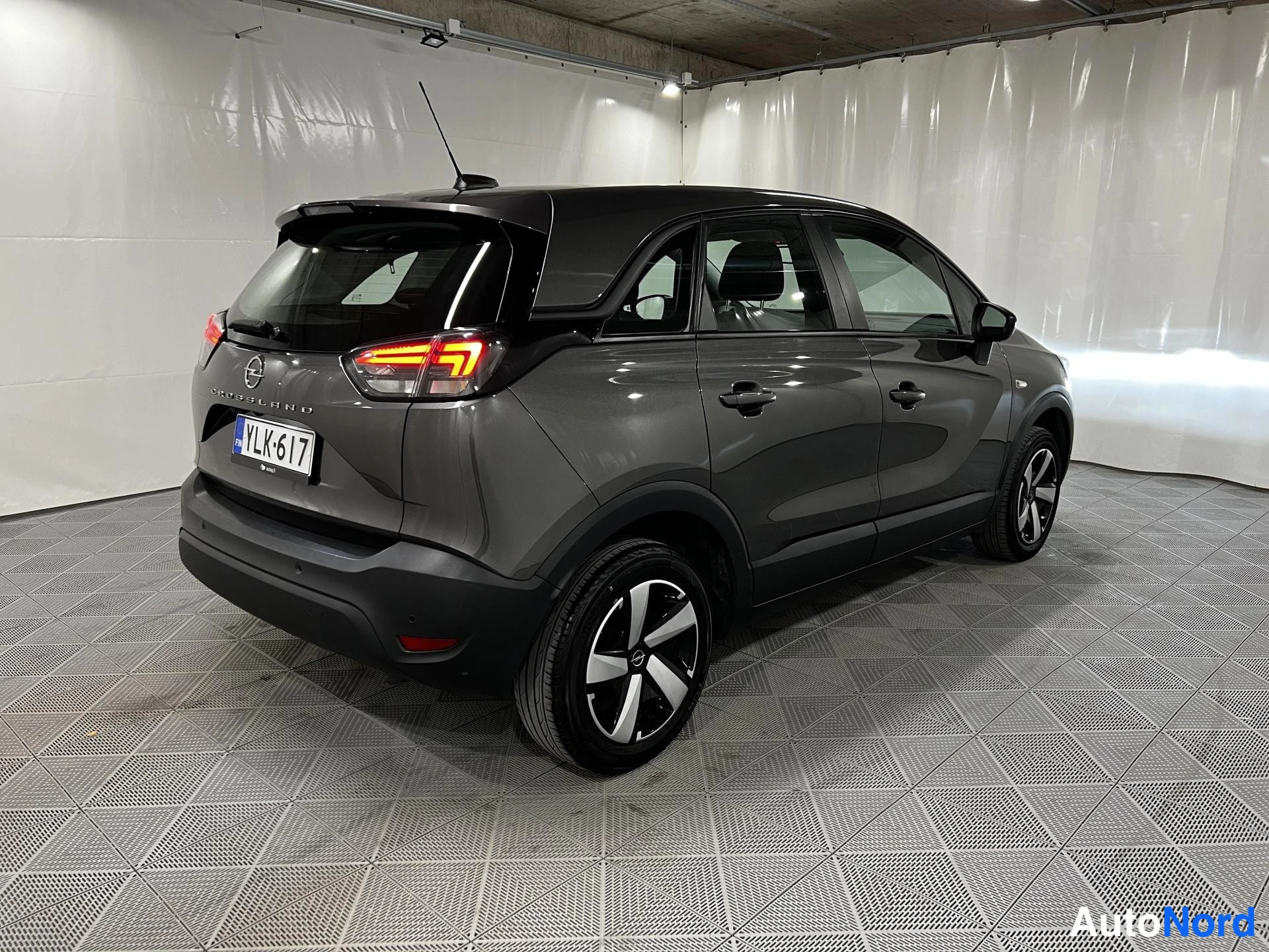 Grå Opel Crossland 2022, snett bakifrån, bild 4