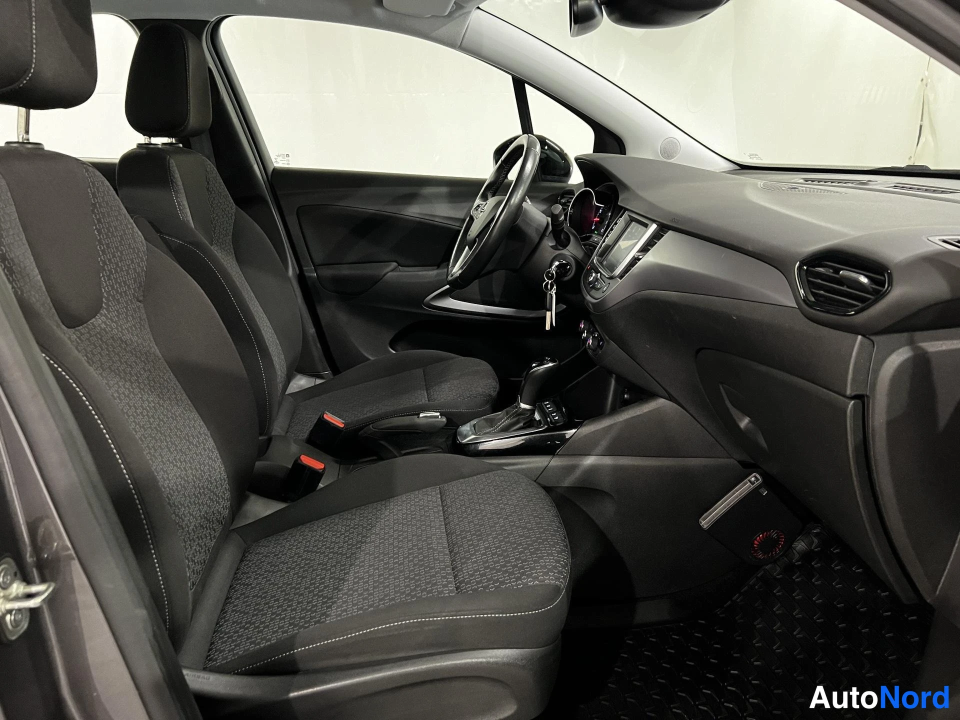 Grå Opel Crossland 2022, framsäten, bild 10