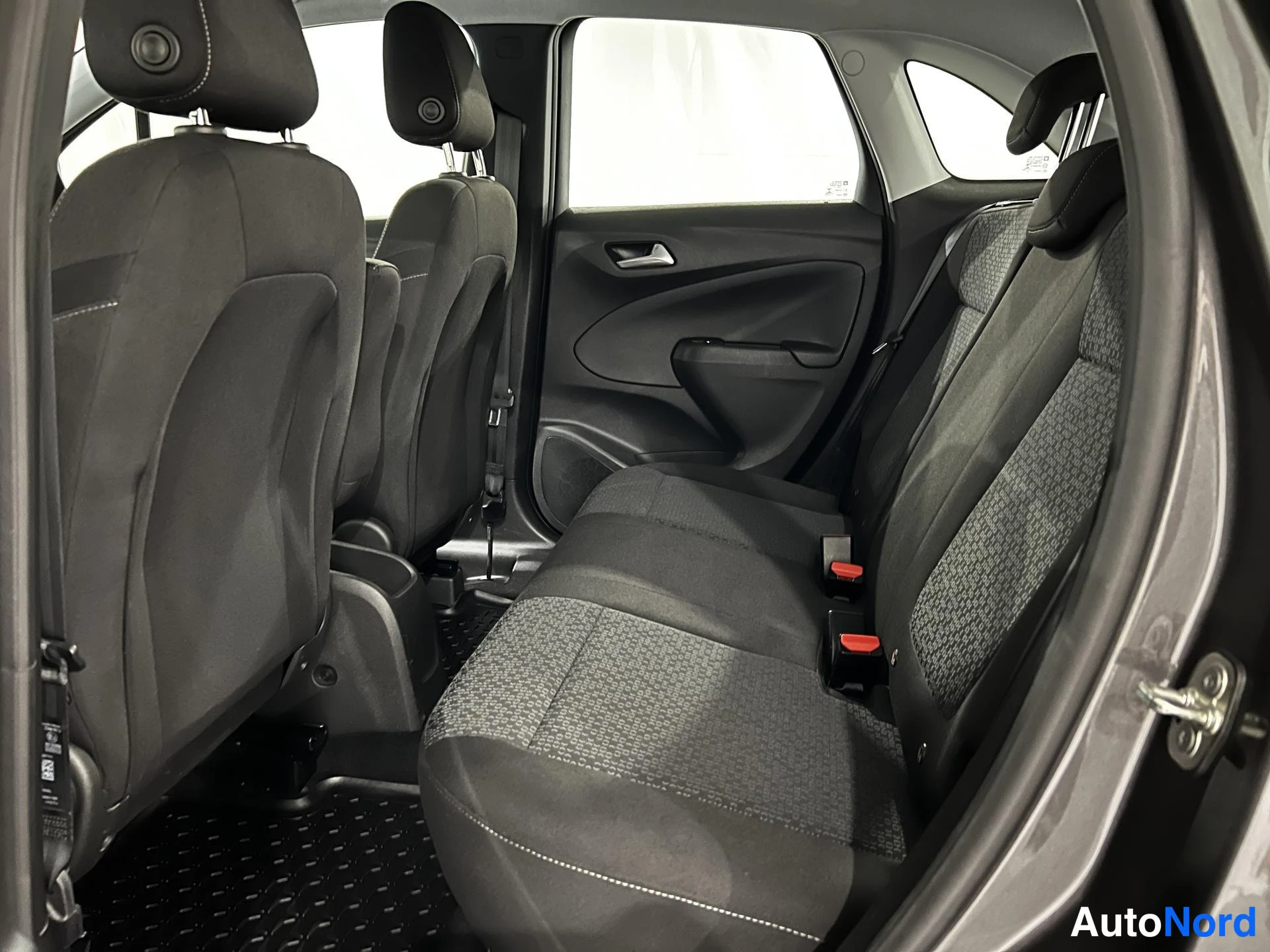 Grå Opel Crossland 2022, baksäten, bild 11