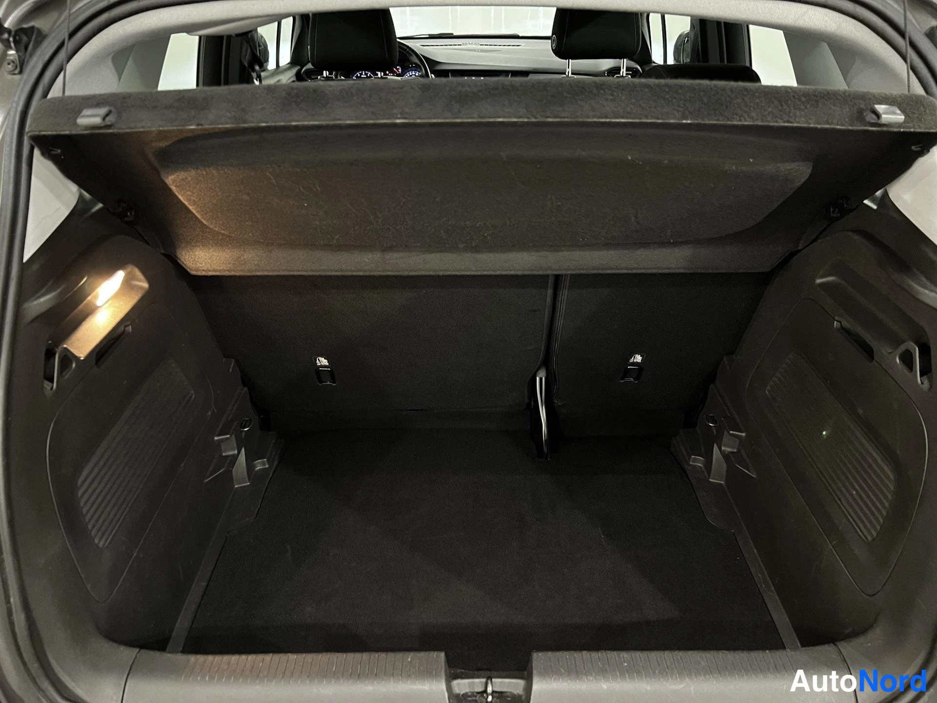 Grå Opel Crossland 2022, bagageutrymme, bild 13