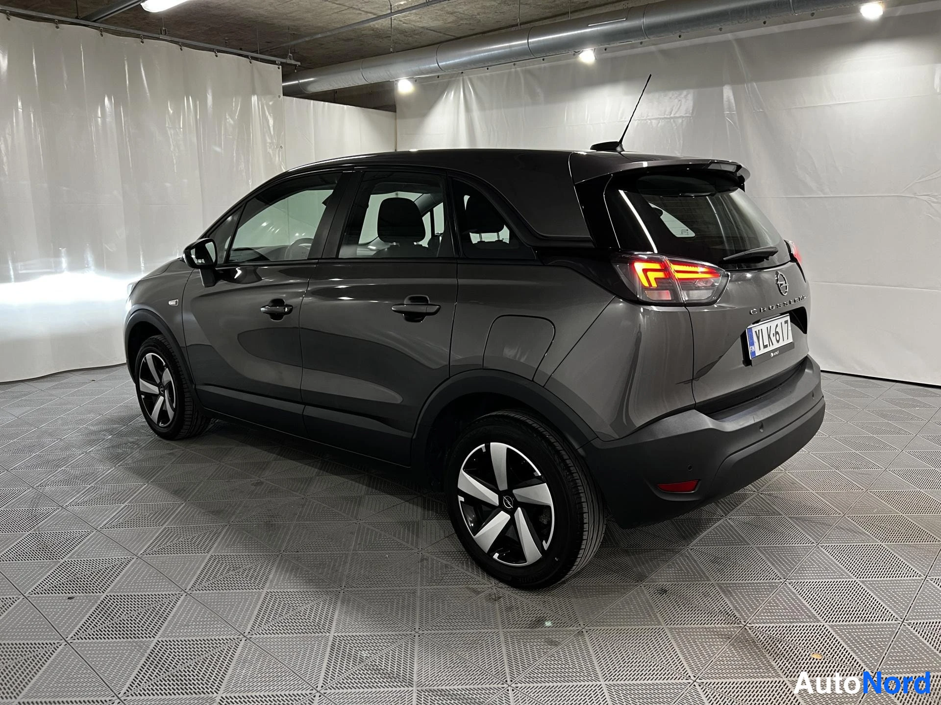 Grå Opel Crossland 2022, snett bakifrån, bild 5
