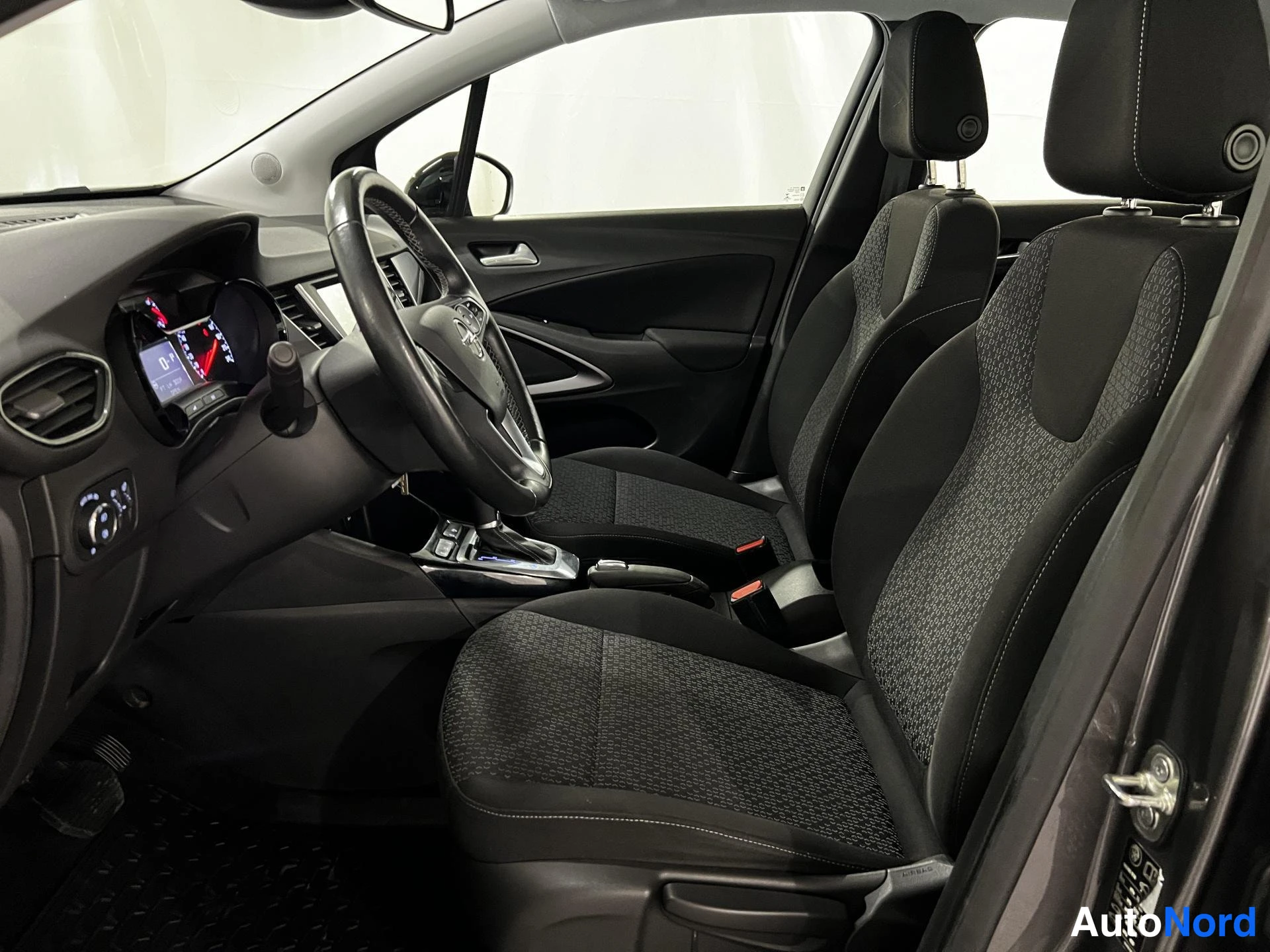 Grå Opel Crossland 2022, framsäten, bild 9