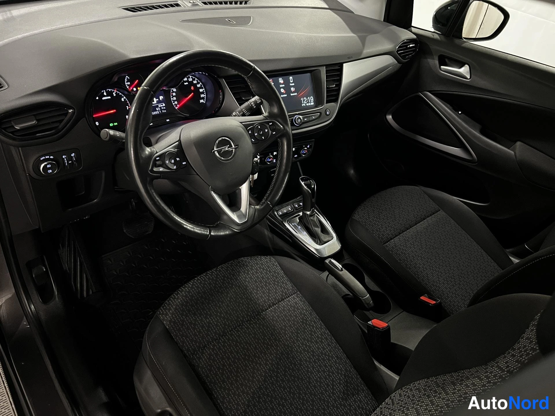 Grå Opel Crossland 2022, förarplats, bild 8
