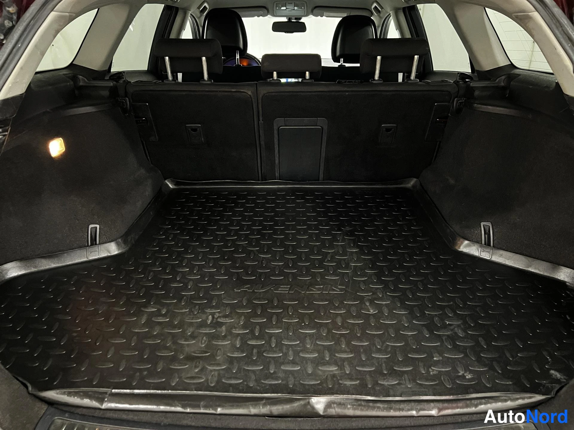 Punainen Toyota Avensis 2012, tavaratila, kuva 14