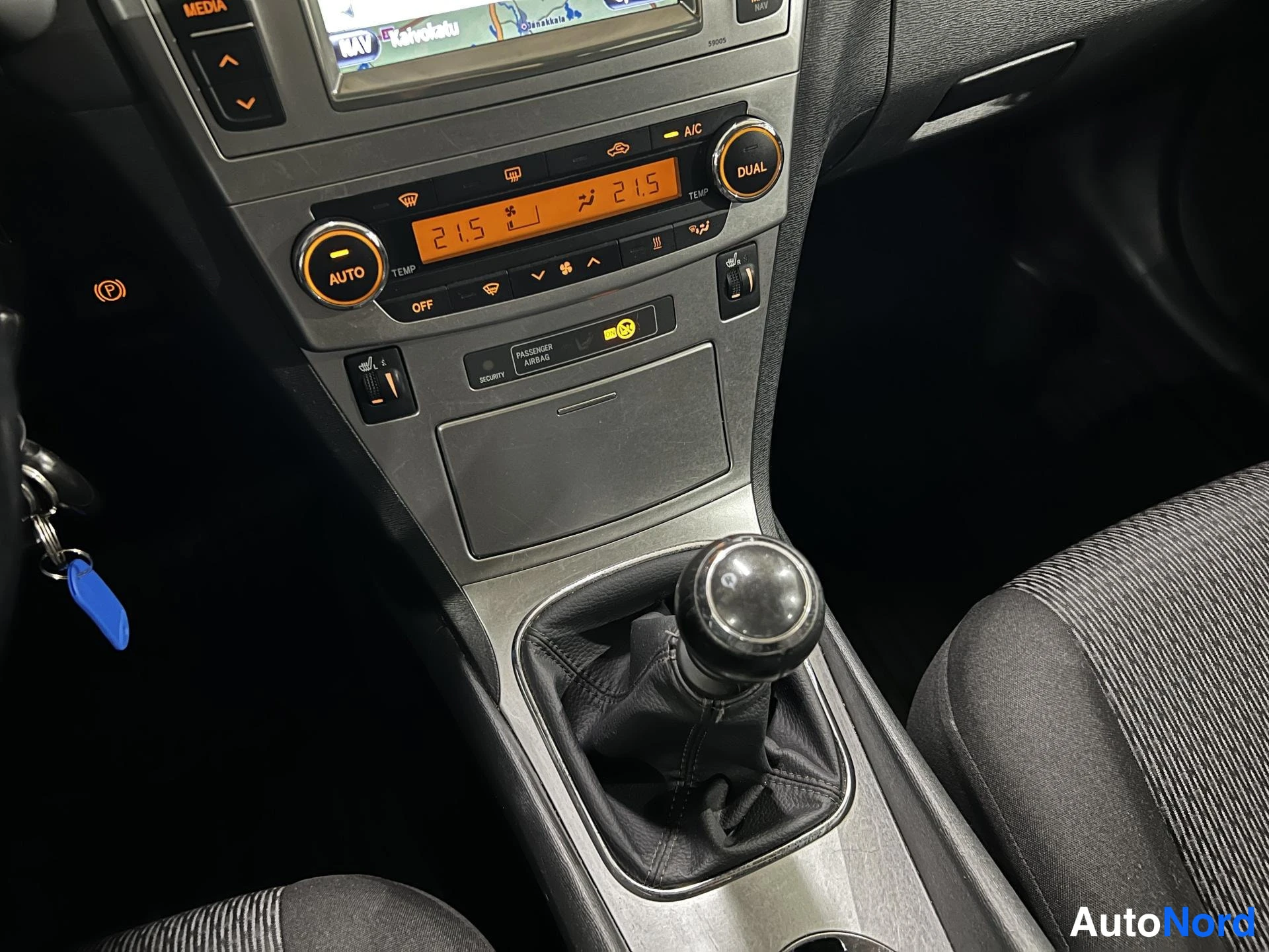 Punainen Toyota Avensis 2012, yksityiskohta, kuva 15