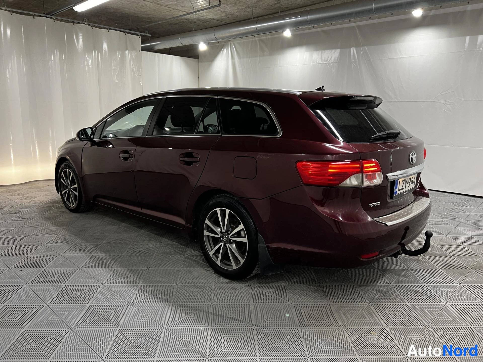 Punainen Toyota Avensis 2012, takaviisto, kuva 5