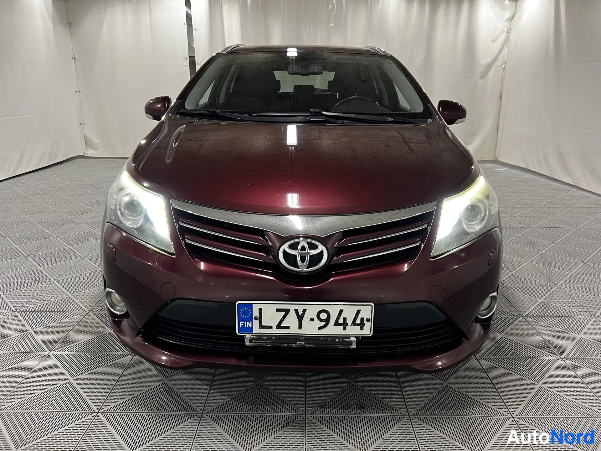 Punainen Toyota Avensis 2012, edestä, kuva 3