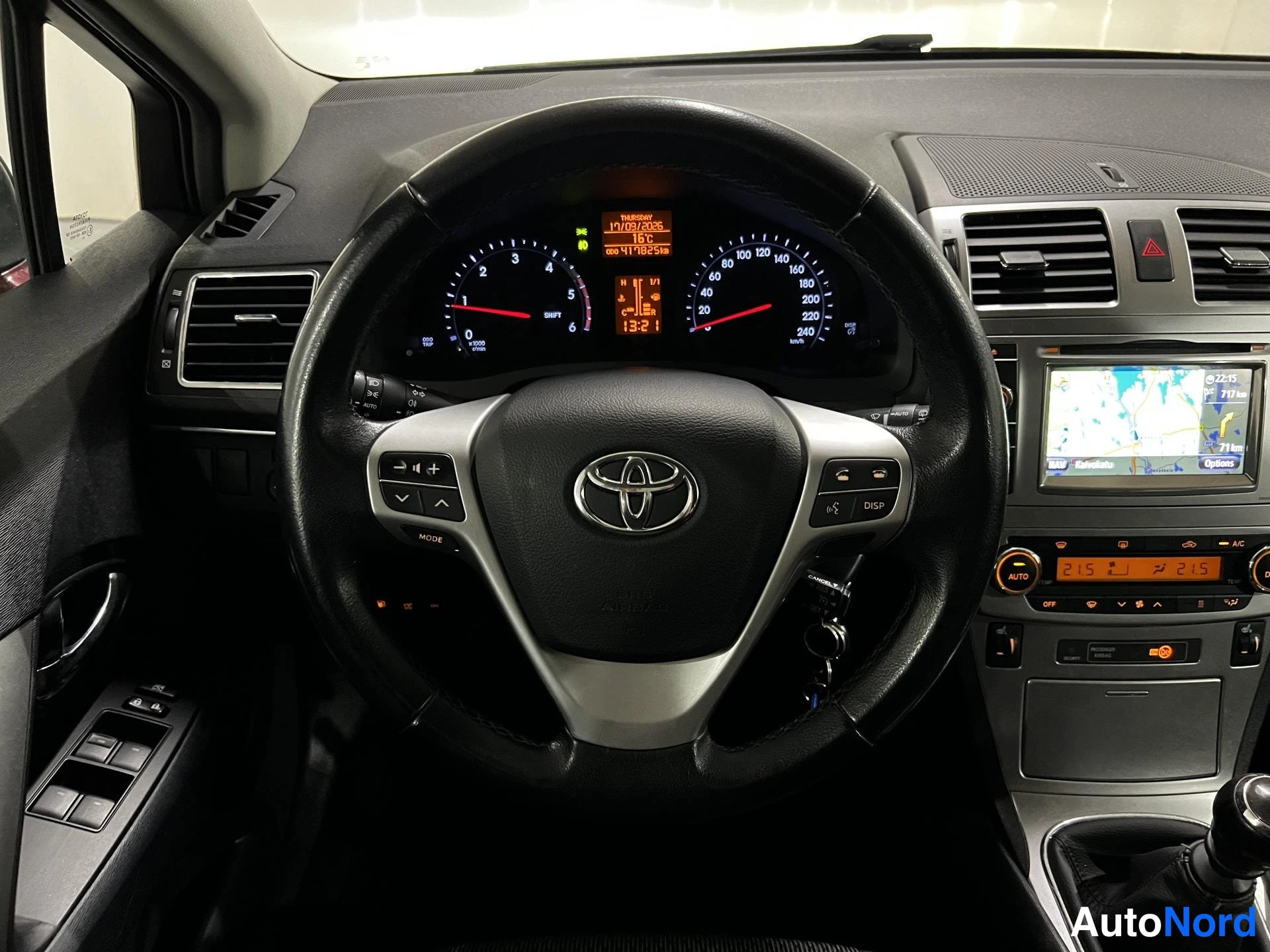 Punainen Toyota Avensis 2012, ohjaamo, kuva 10