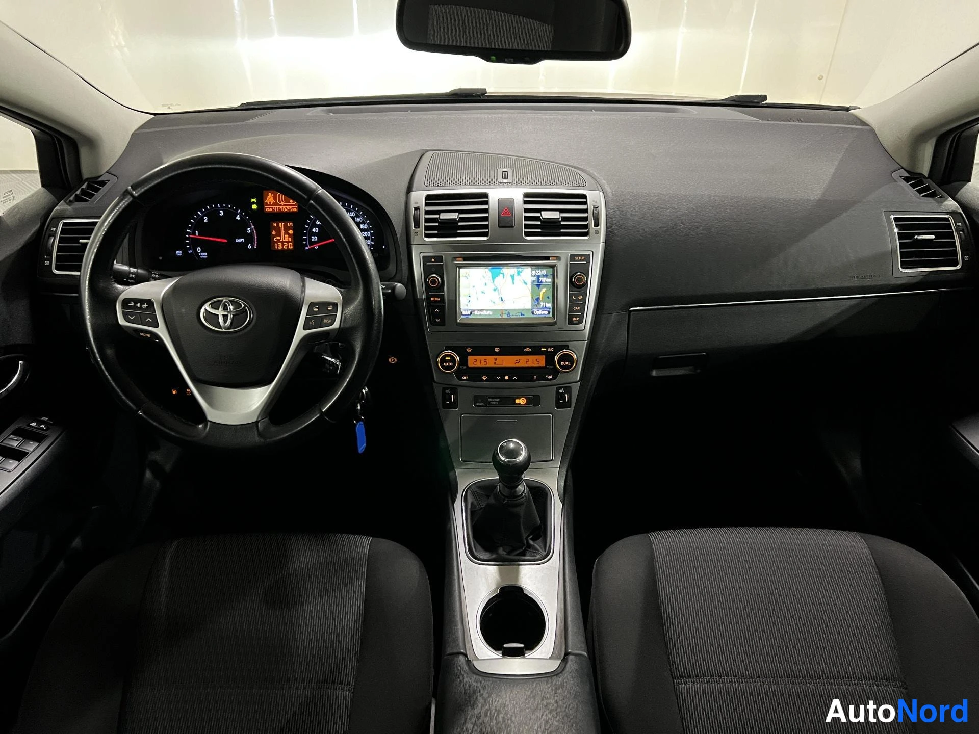 Punainen Toyota Avensis 2012, ohjaamo, kuva 9