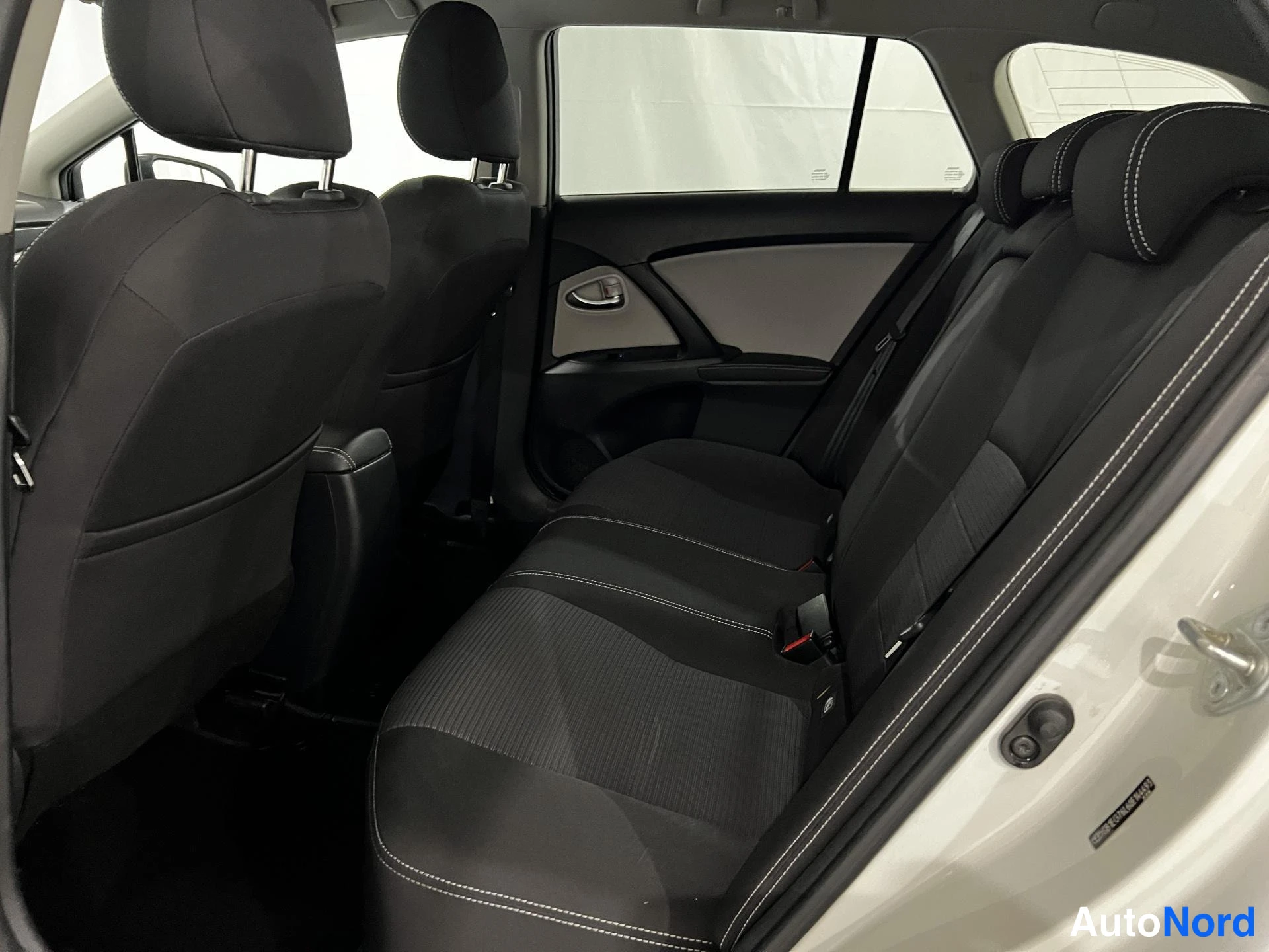 Valkoinen Toyota Avensis 2017, takaistuimet, kuva 12