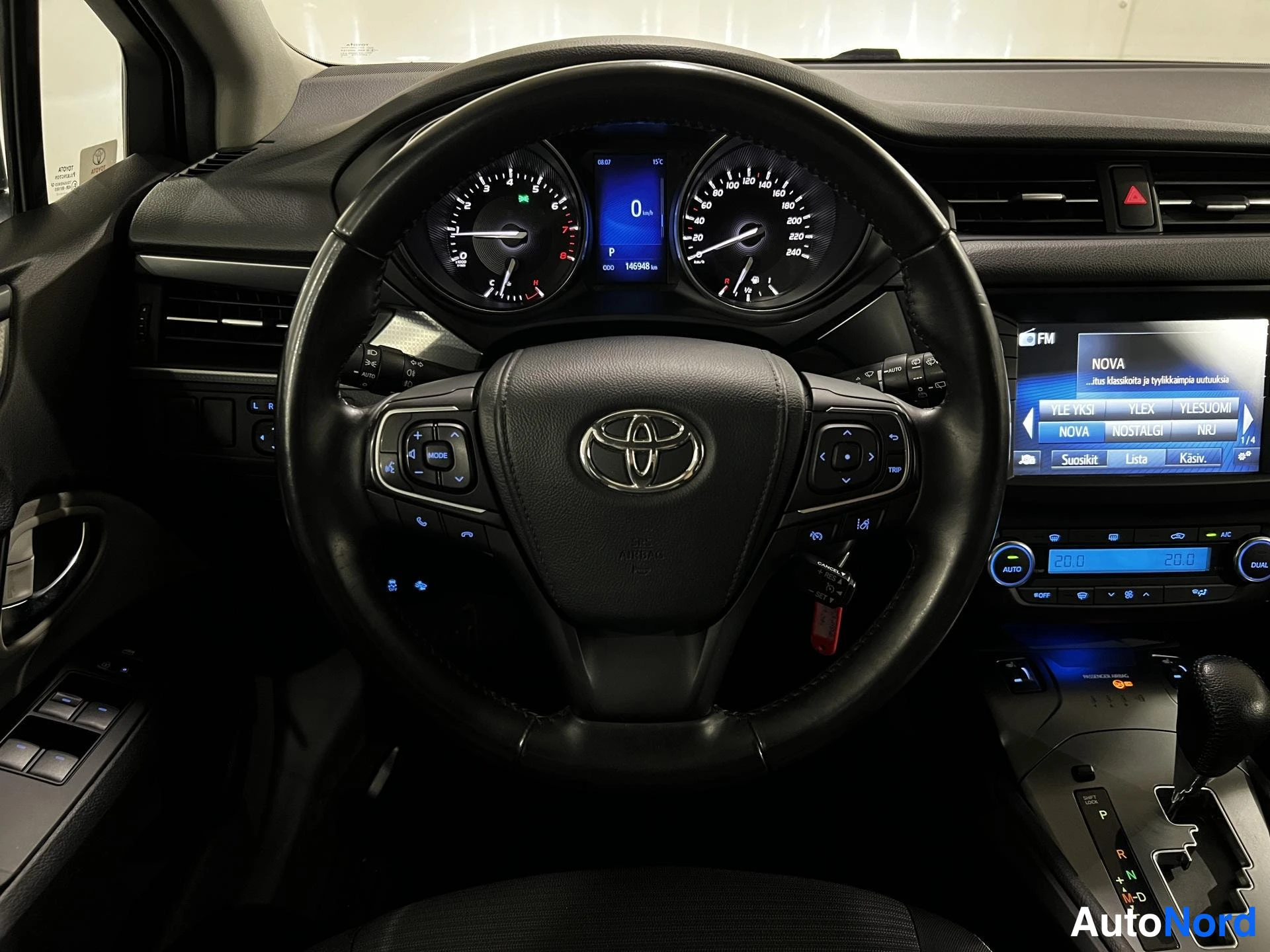 Valkoinen Toyota Avensis 2017, ohjaamo, kuva 7