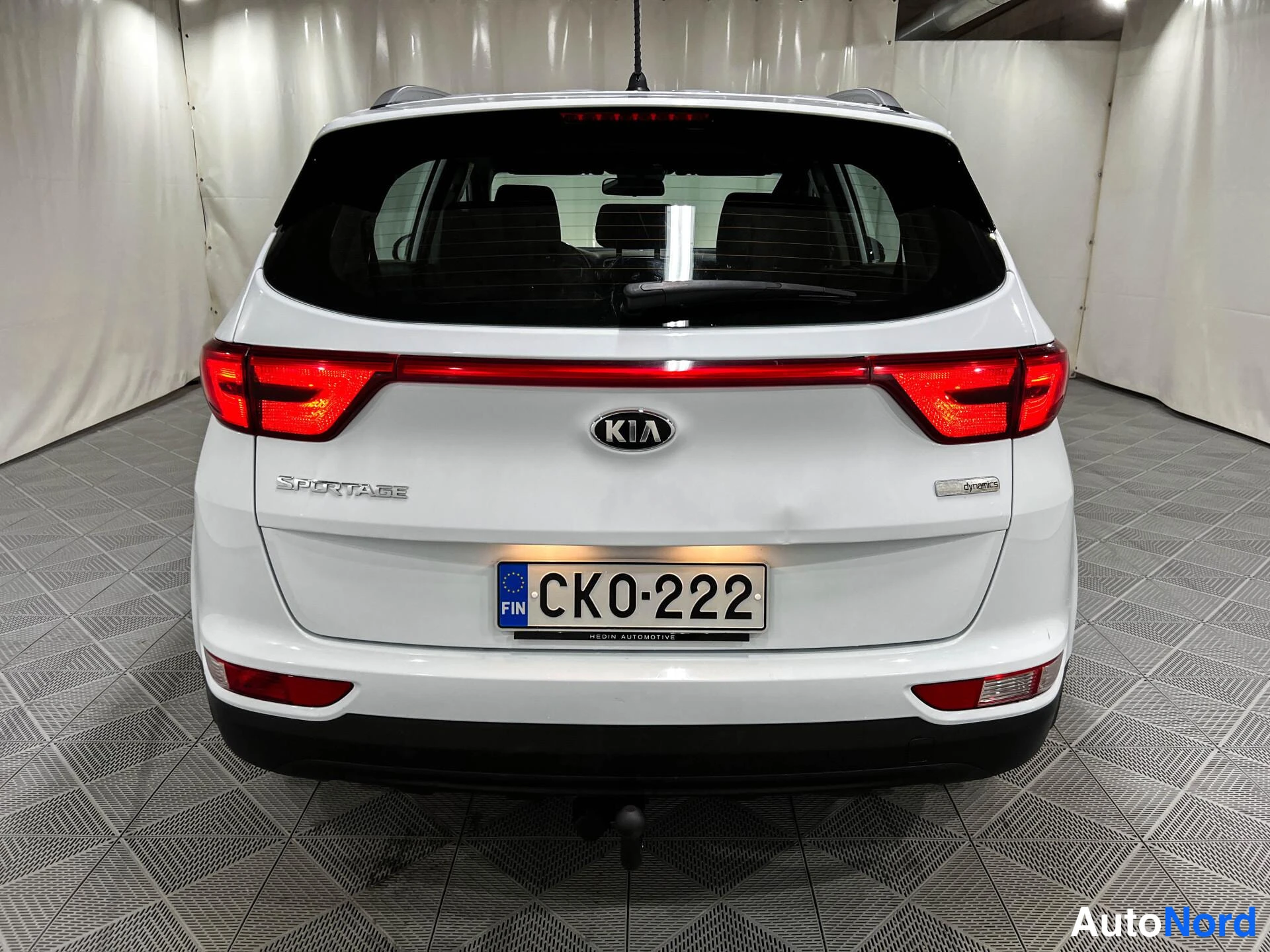 Valkoinen Kia Sportage 2016, takaa, kuva 6