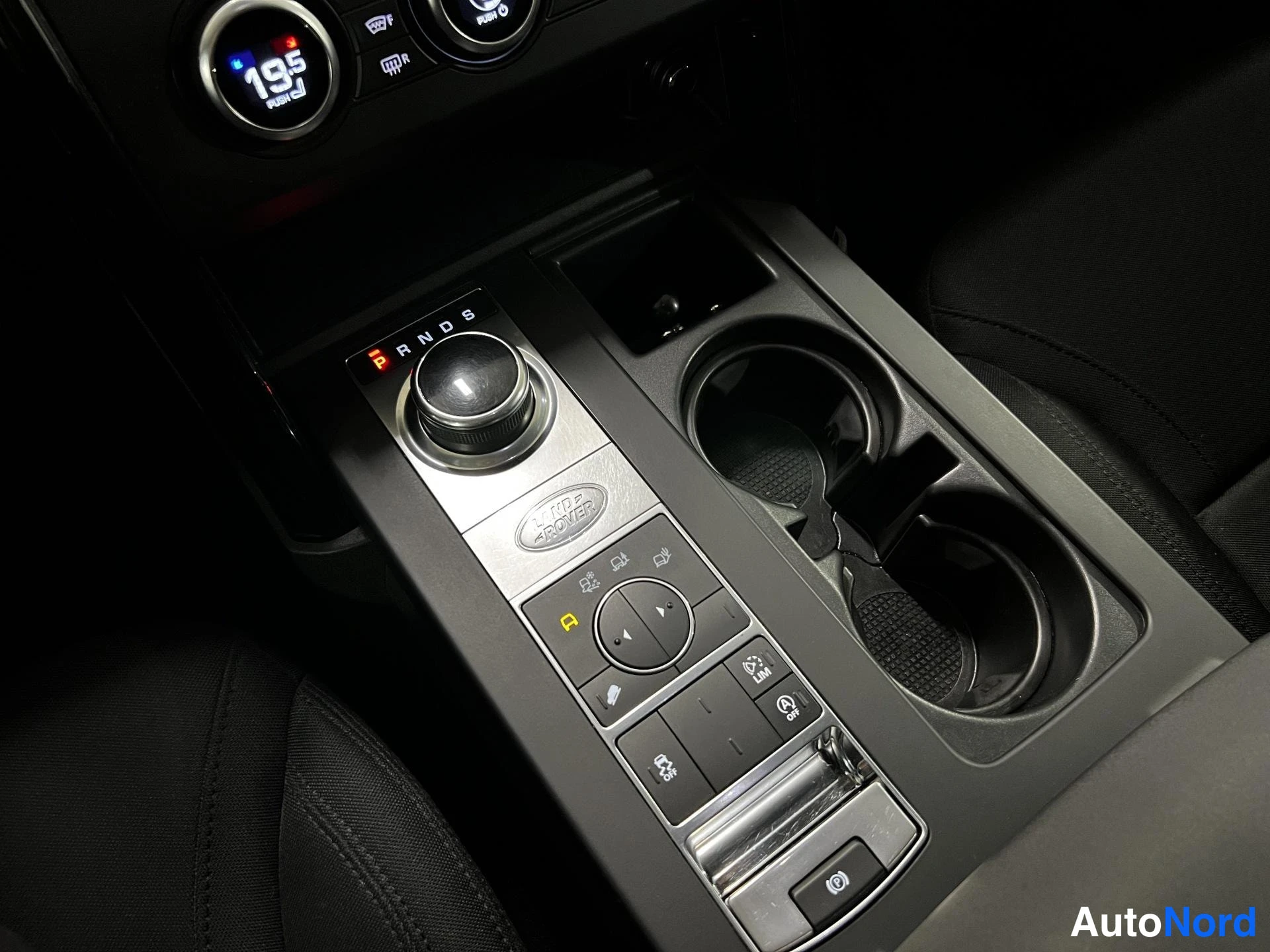 Beige Land Rover Discovery 2017, detail, photo 14
