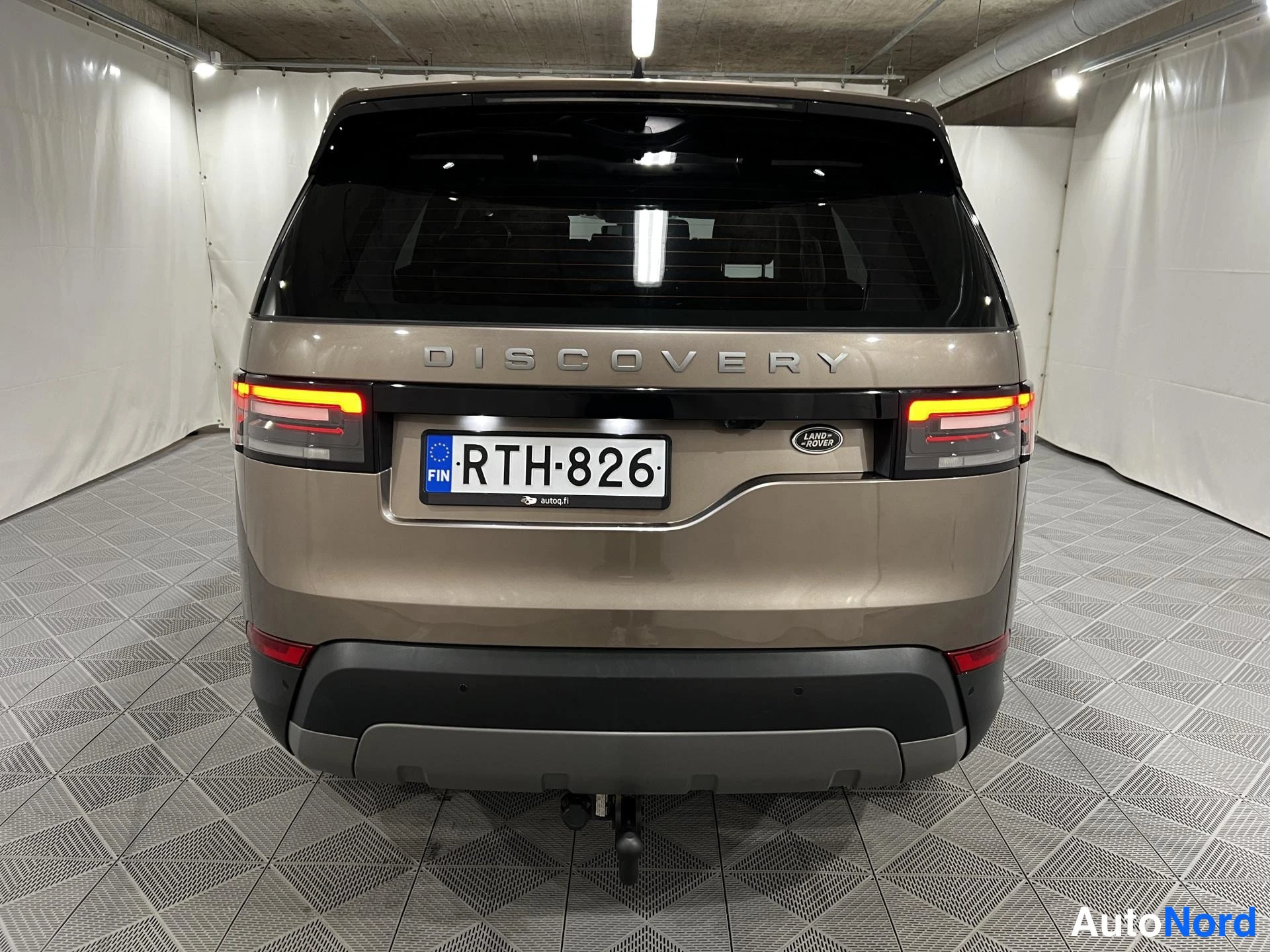 Beige Land Rover Discovery 2017, rear, photo 6