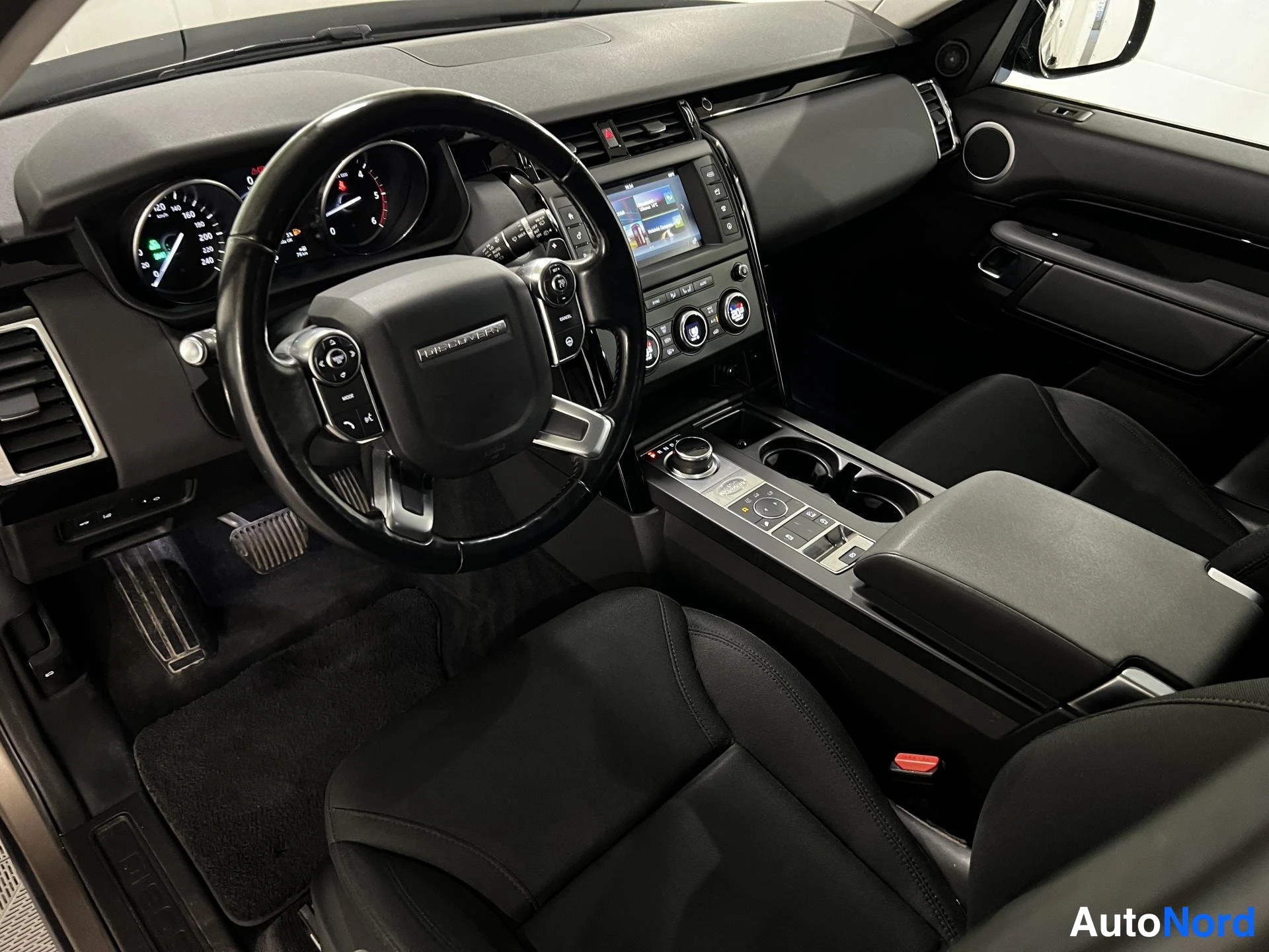 Beige Land Rover Discovery 2017, cockpit, photo 8