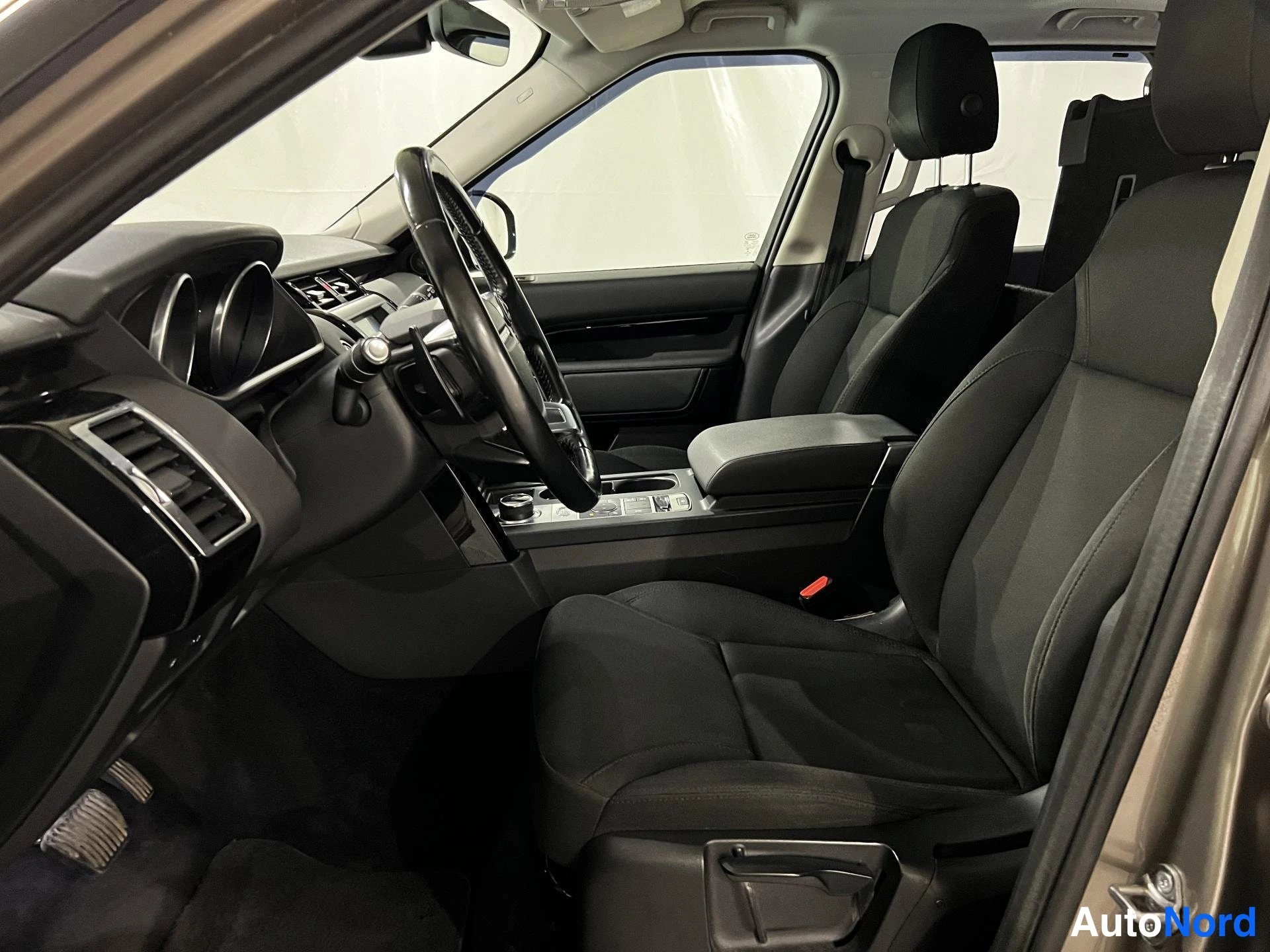 Beige Land Rover Discovery 2017, cockpit, photo 9
