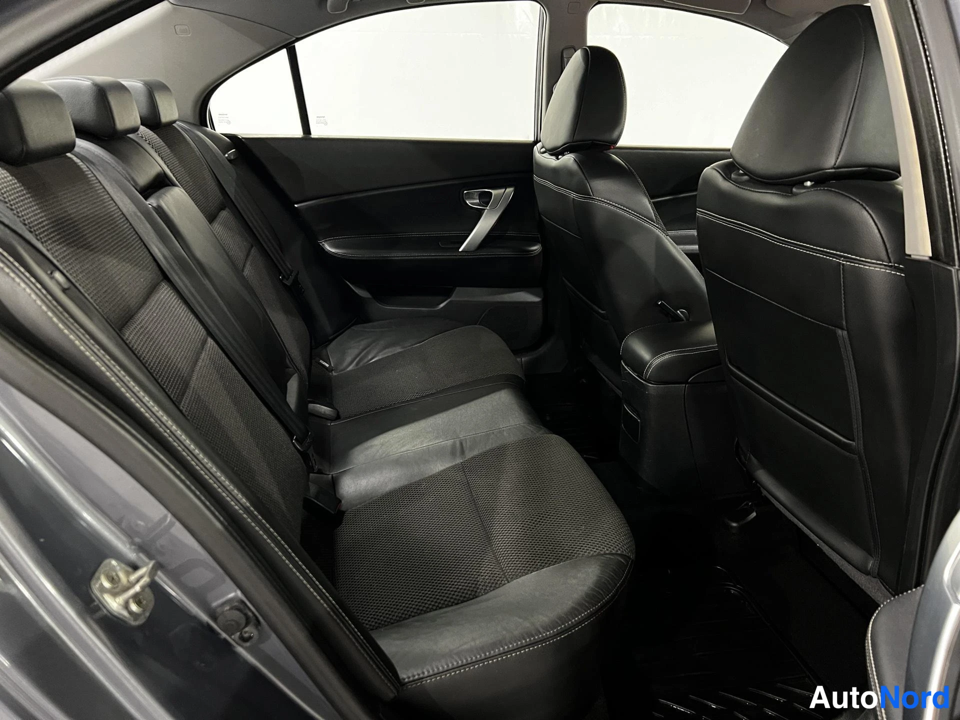 Sininen Nissan Primera 2007, takaistuimet, kuva 13