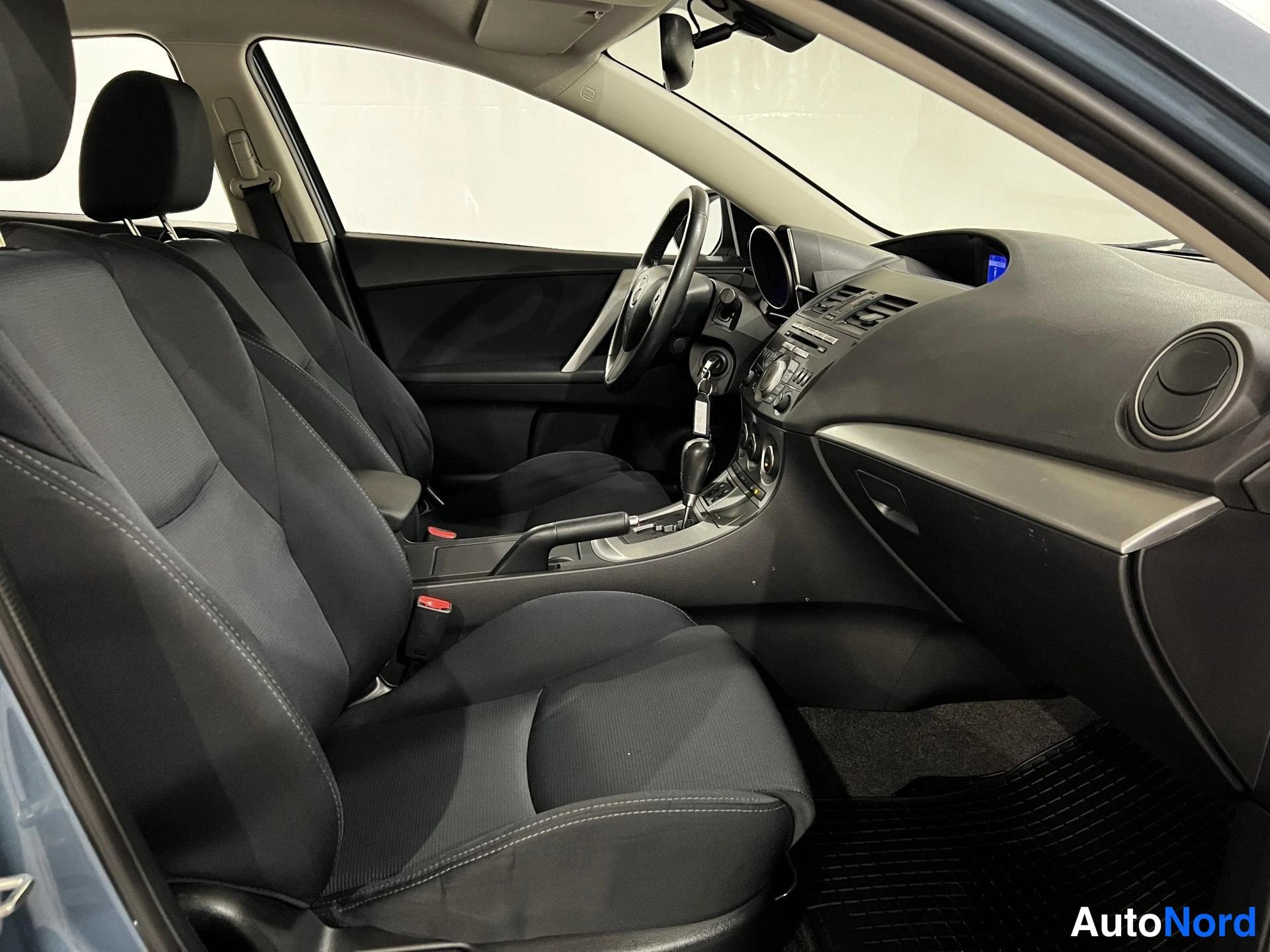 Sininen Mazda 3 2012, etuistuimet, kuva 11