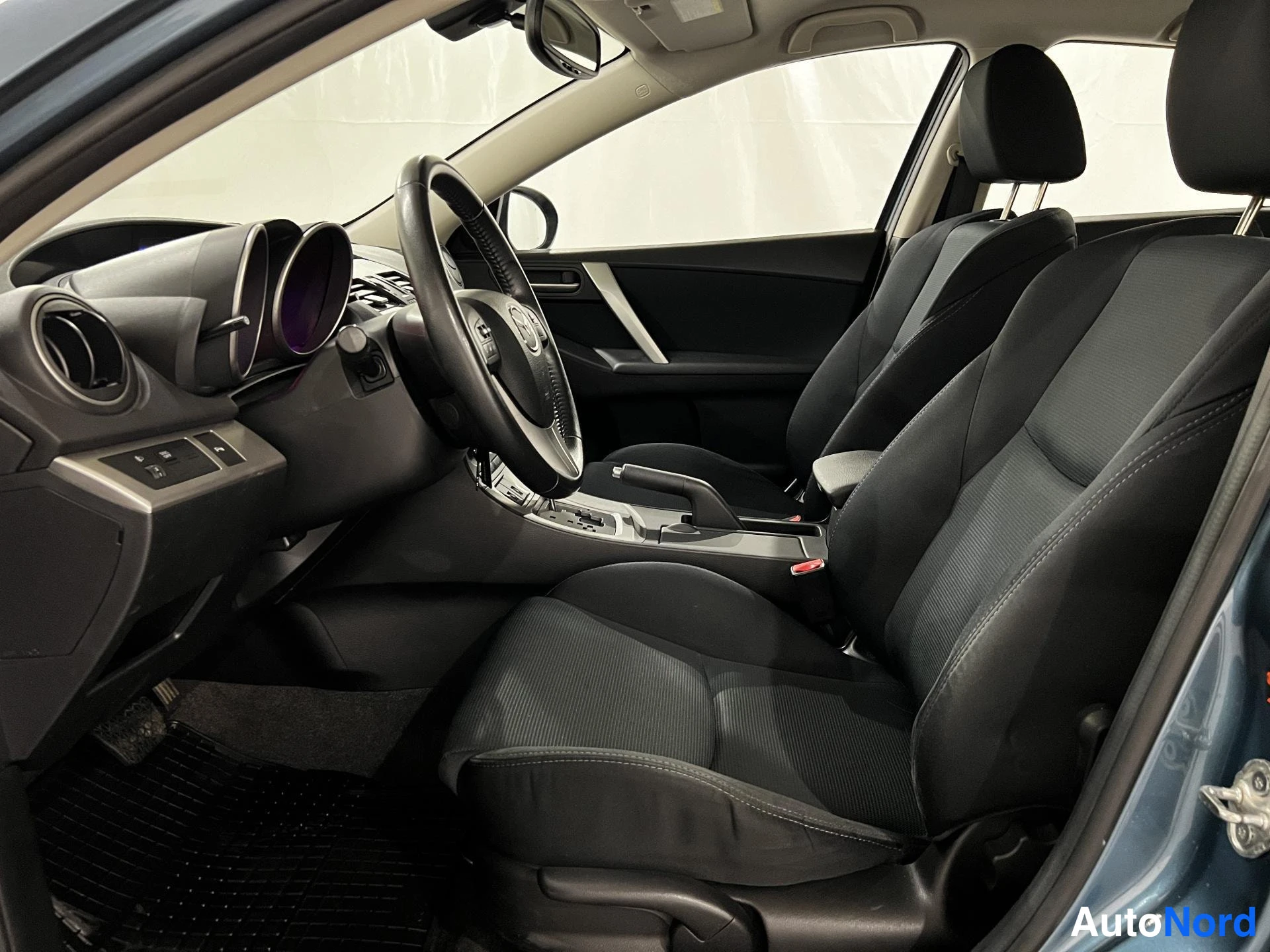 Sininen Mazda 3 2012, etuistuimet, kuva 10