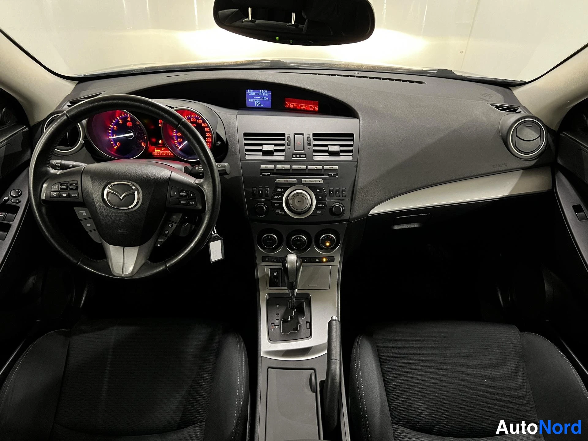 Sininen Mazda 3 2012, ohjaamo, kuva 7
