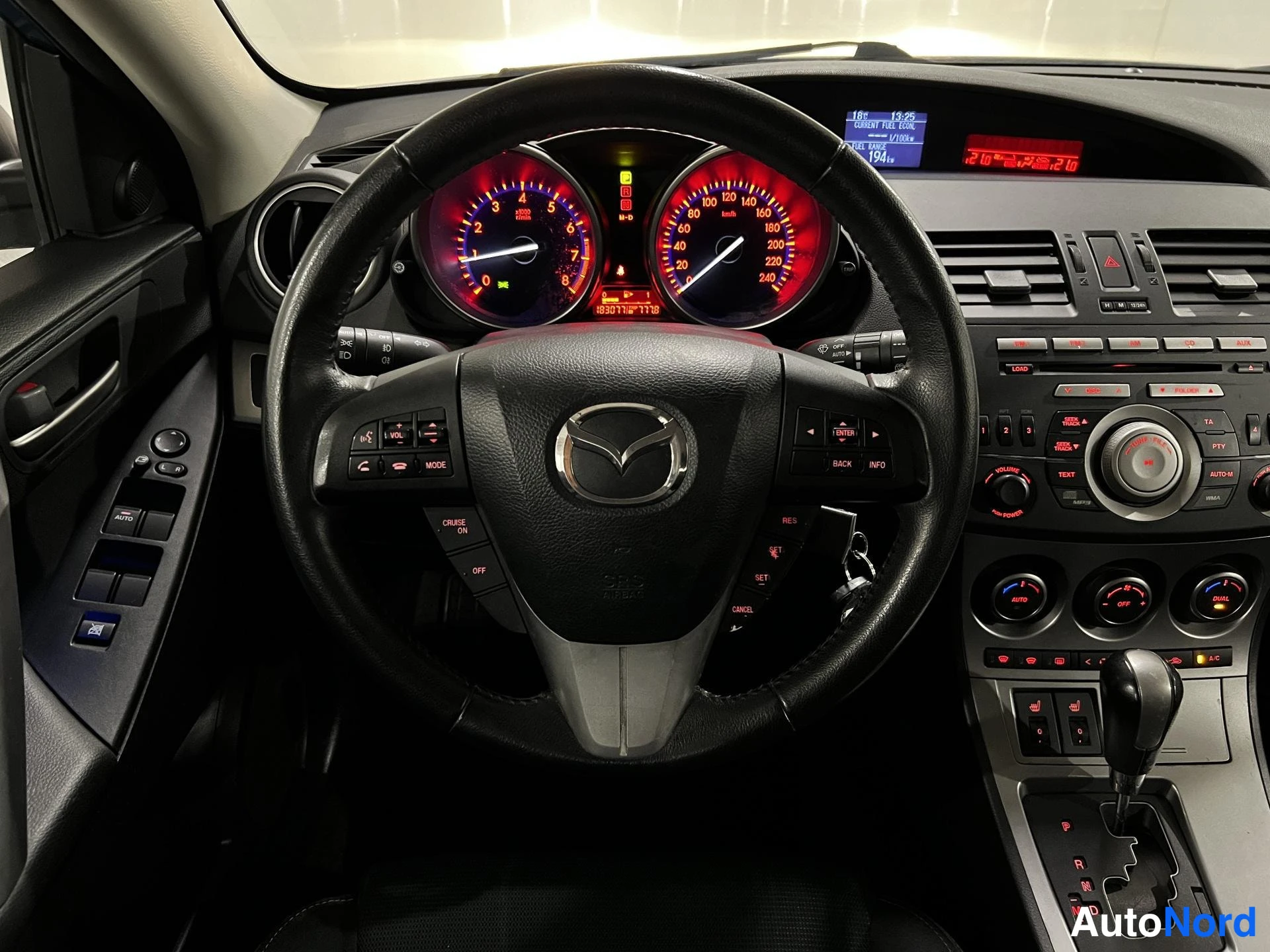 Sininen Mazda 3 2012, ohjaamo, kuva 8