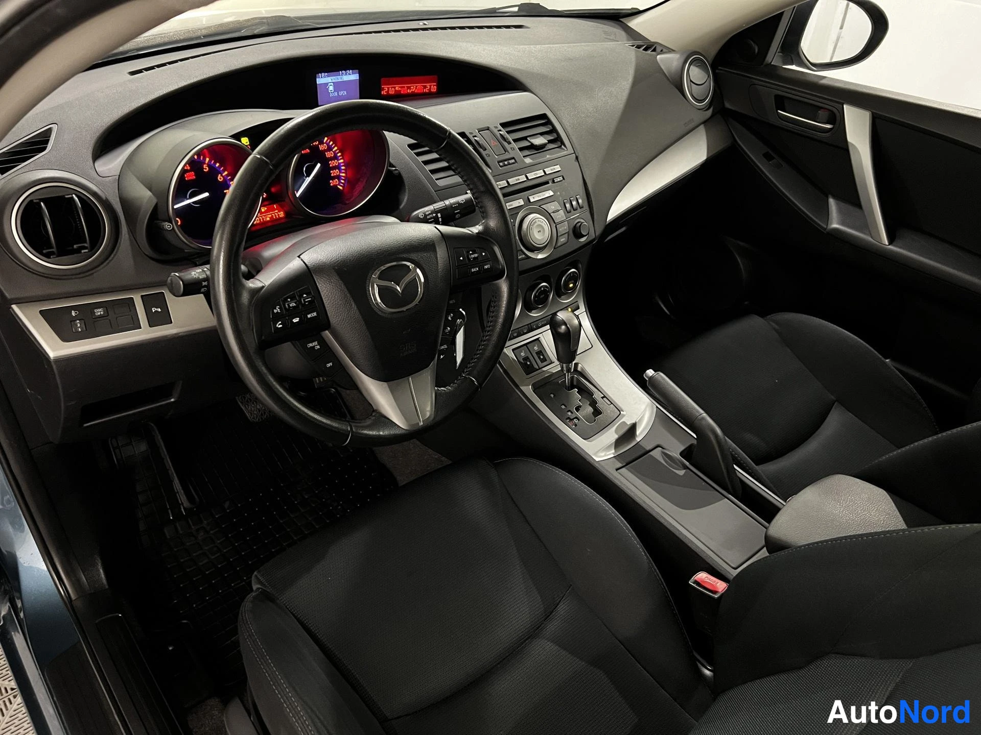 Sininen Mazda 3 2012, ohjaamo, kuva 9