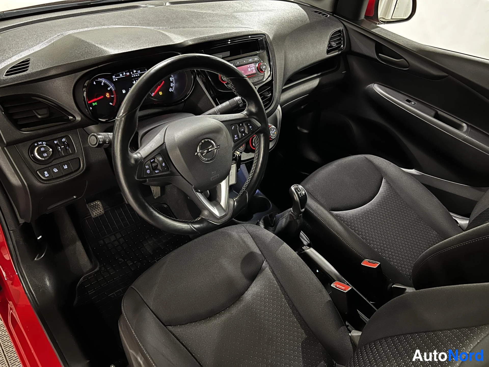 Punainen Opel Karl 2015, ohjaamo, kuva 9