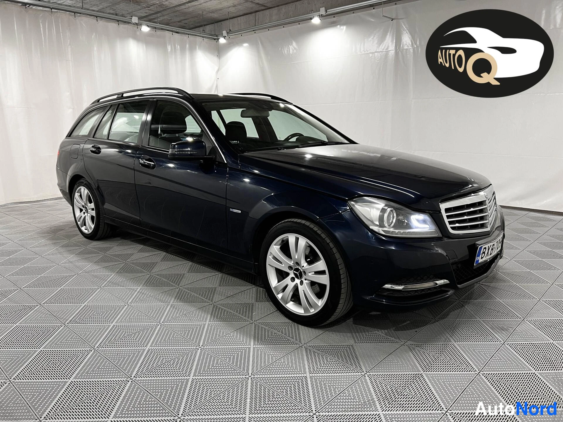 Sininen Mercedes-Benz C 180 2011, etuviisto, keula oikealle, kuva 2