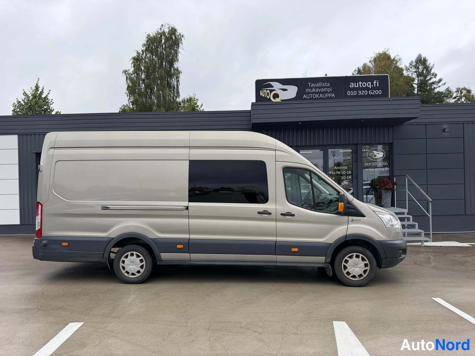 Harmaa Ford Transit 2016, sivulta, kuva 3