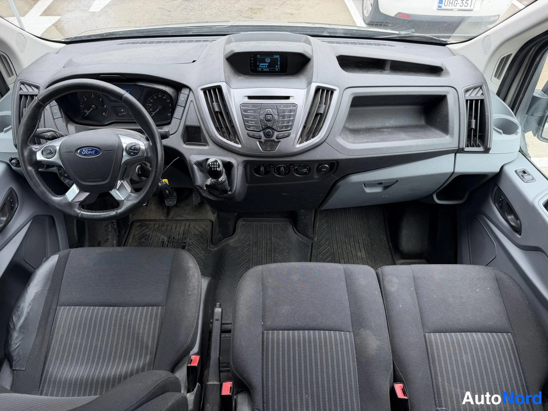 Harmaa Ford Transit 2016, ohjaamo, kuva 7