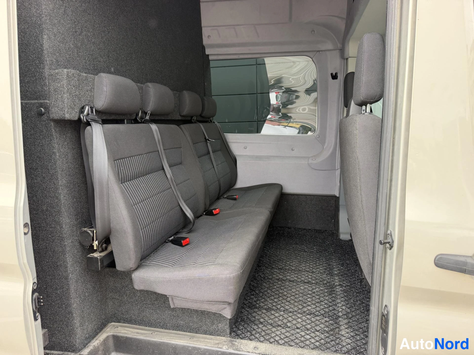 Harmaa Ford Transit 2016, takaistuimet, kuva 9