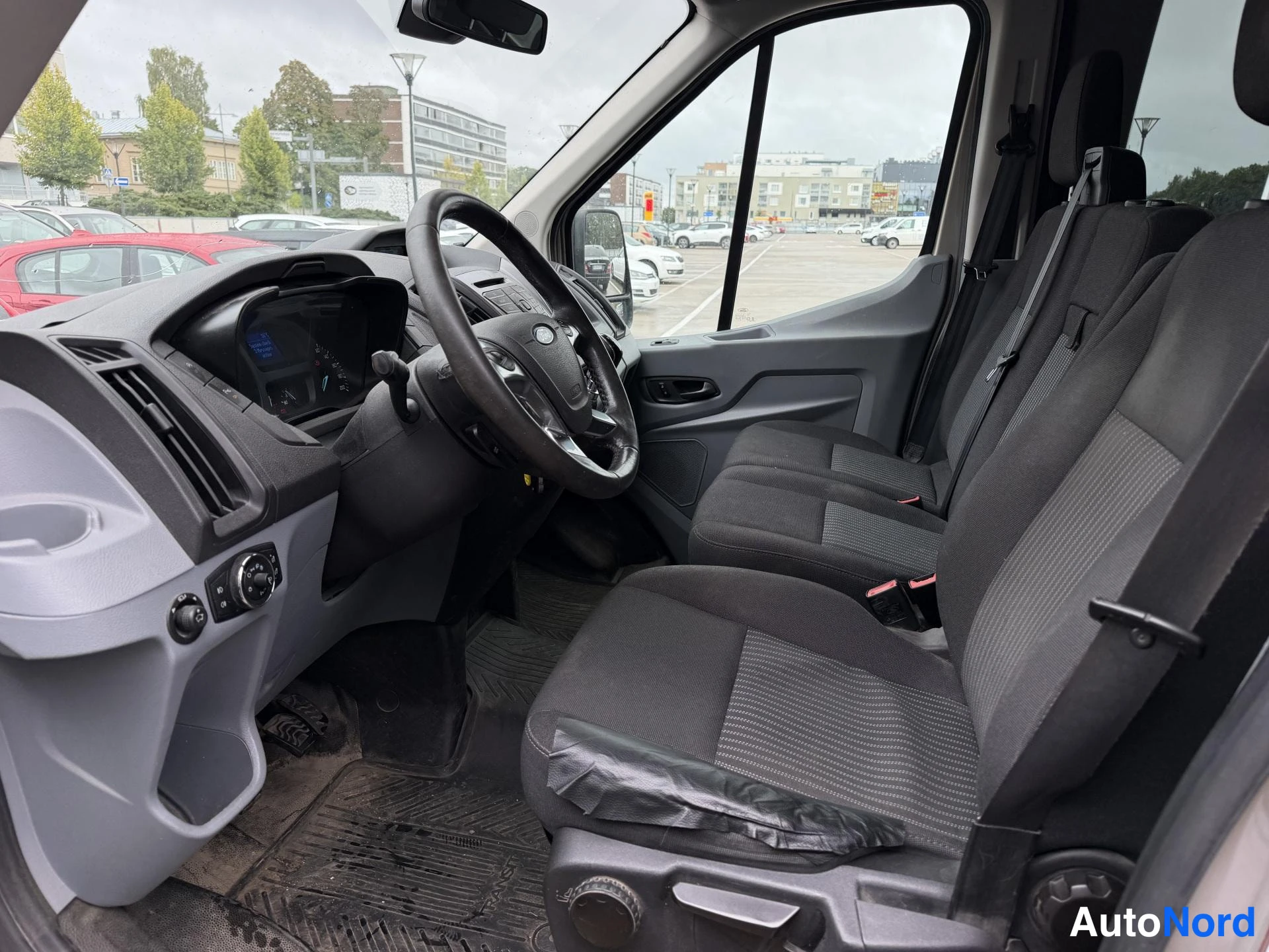 Harmaa Ford Transit 2016, ohjaamo, kuva 8
