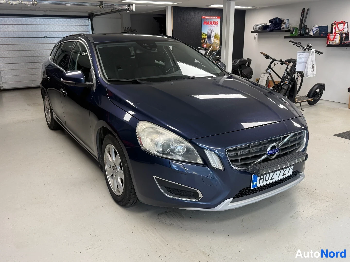 Sininen Volvo V60 2011, etuviisto, keula oikealle, kuva 2