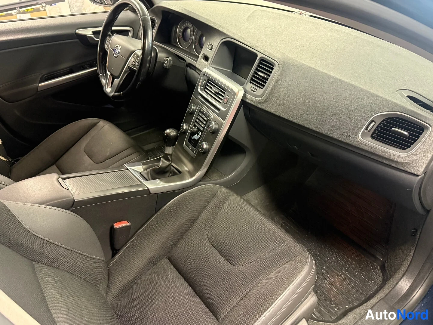 Sininen Volvo V60 2011, ohjaamo, kuva 6
