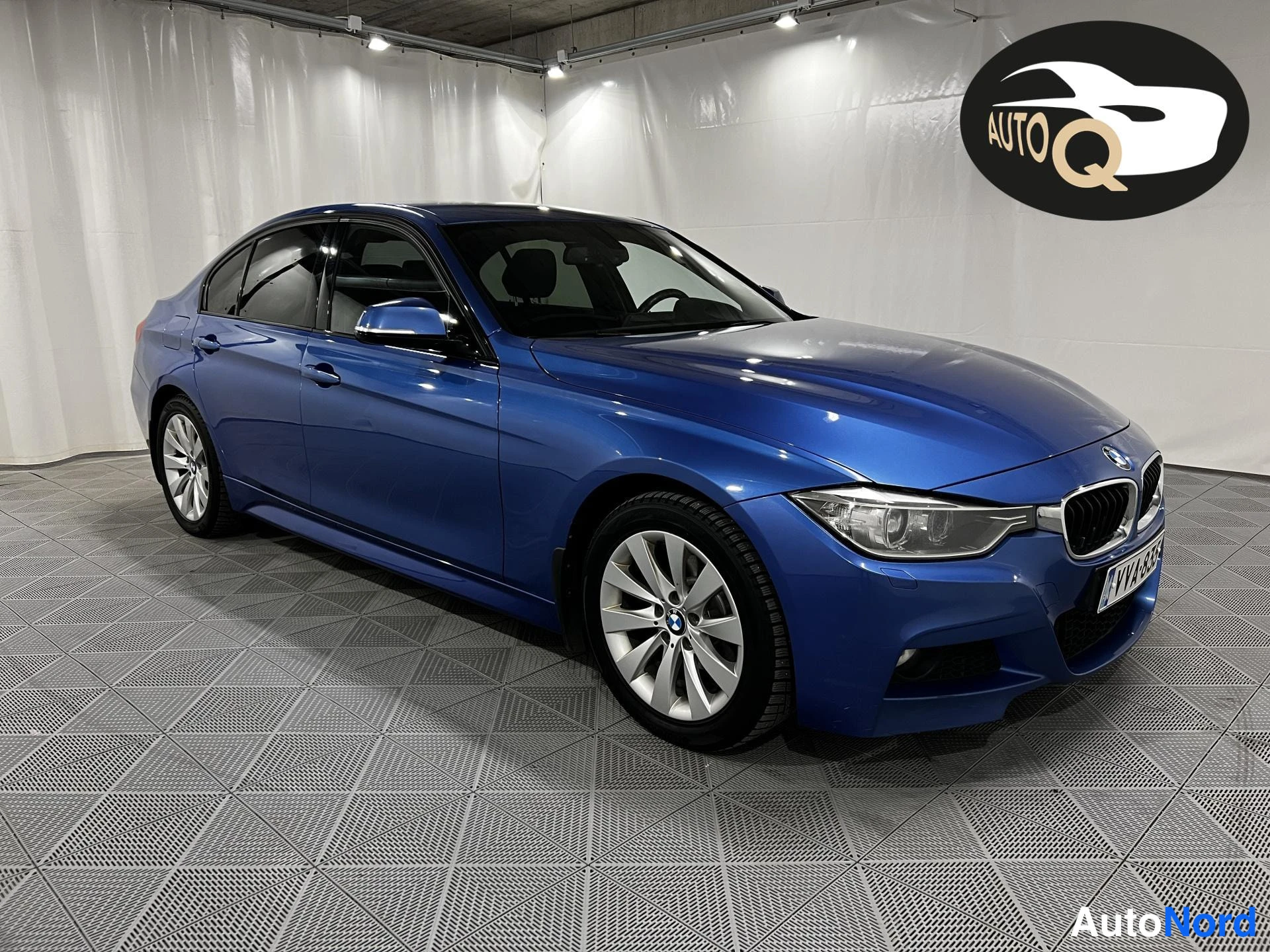 Blue BMW 320i xDrive 2013, front three-quarter, nose to the right, photo 2