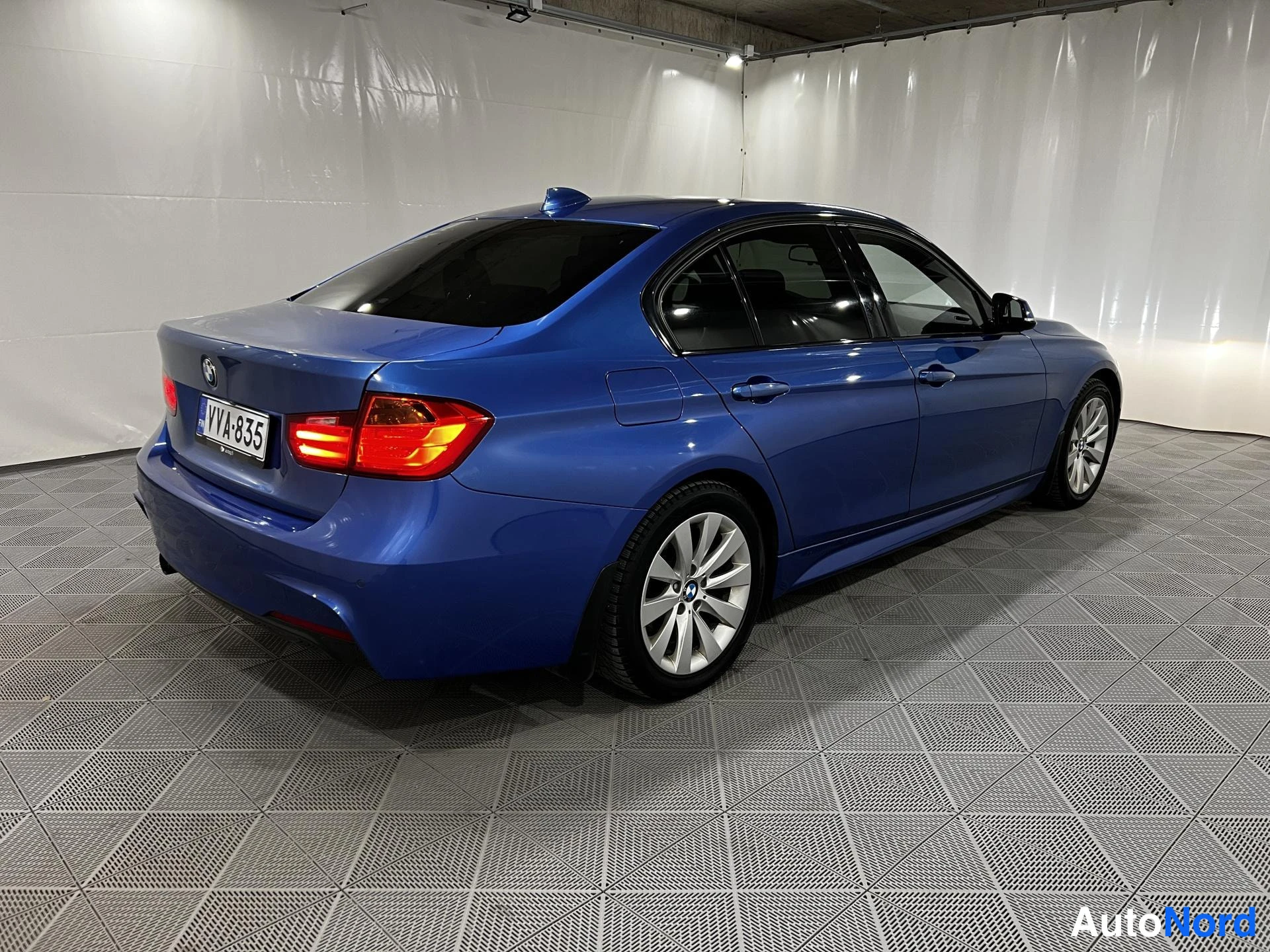 Blue BMW 320i xDrive 2013, rear three-quarter, photo 4