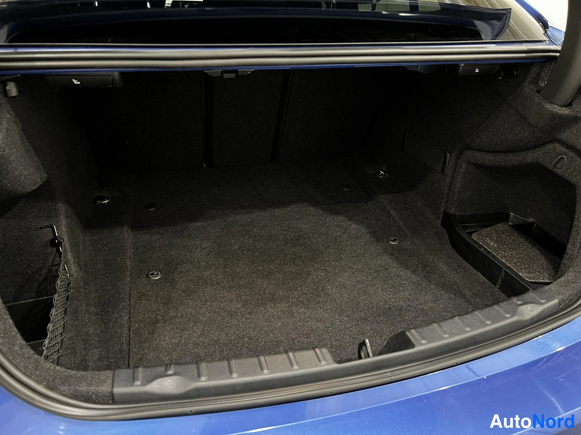 Blue BMW 320i xDrive 2013, boot, photo 13
