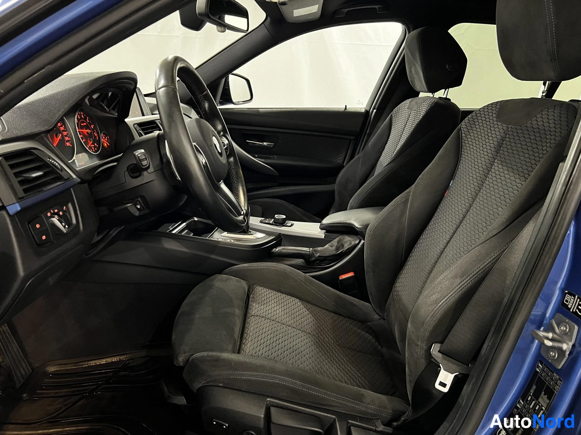 Blue BMW 320i xDrive 2013, front seats, photo 10