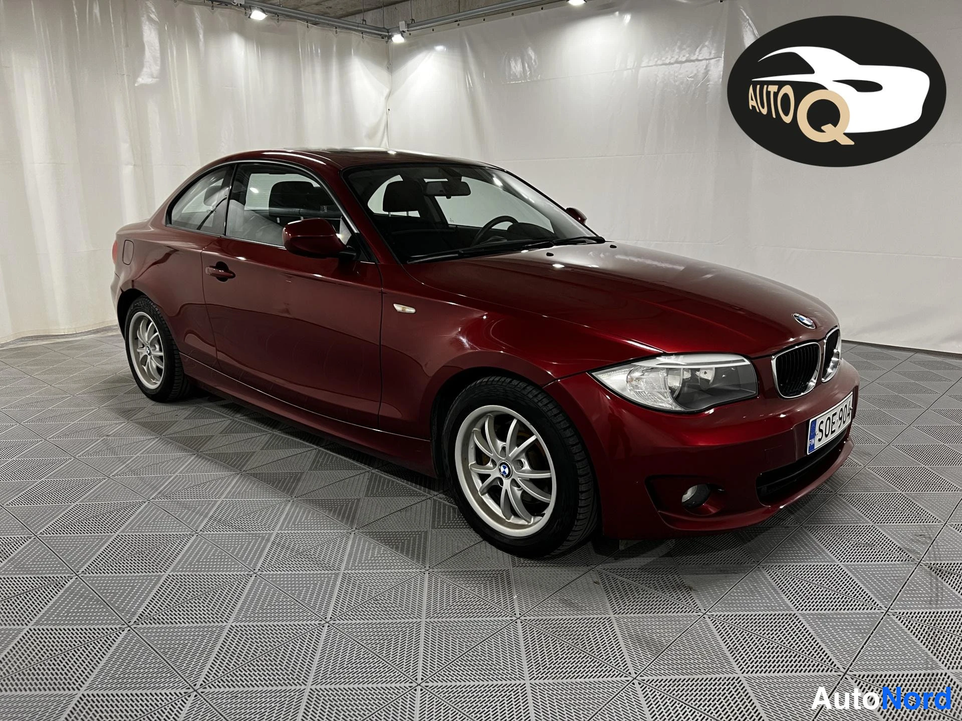 Punainen BMW 120d 2012, etuviisto, keula oikealle, kuva 2