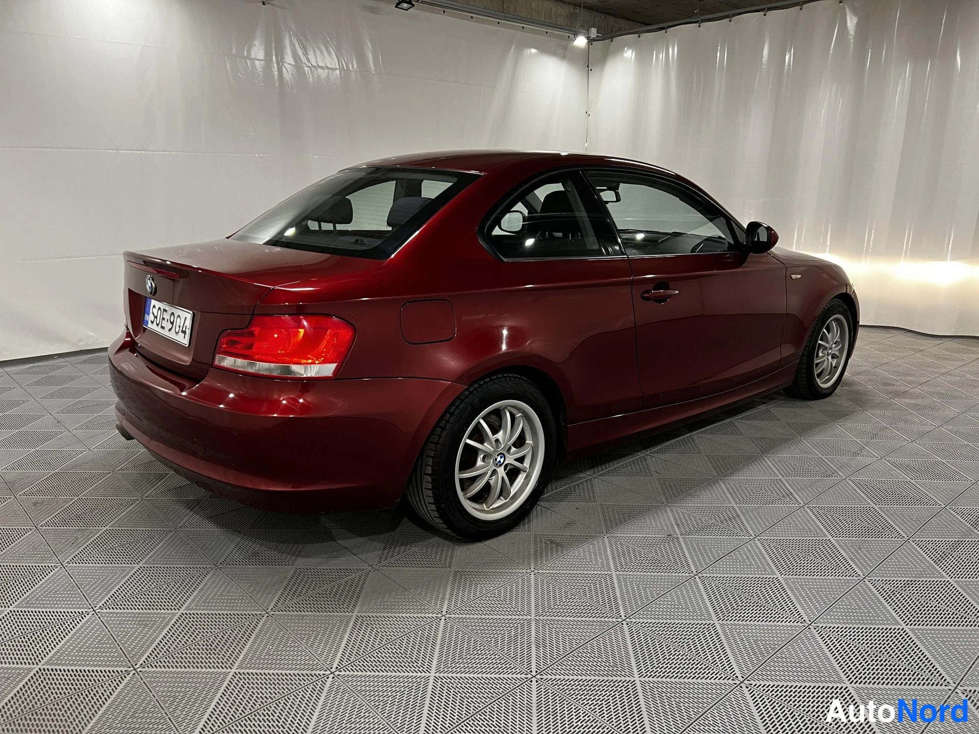 Punainen BMW 120d 2012, takaviisto, kuva 4
