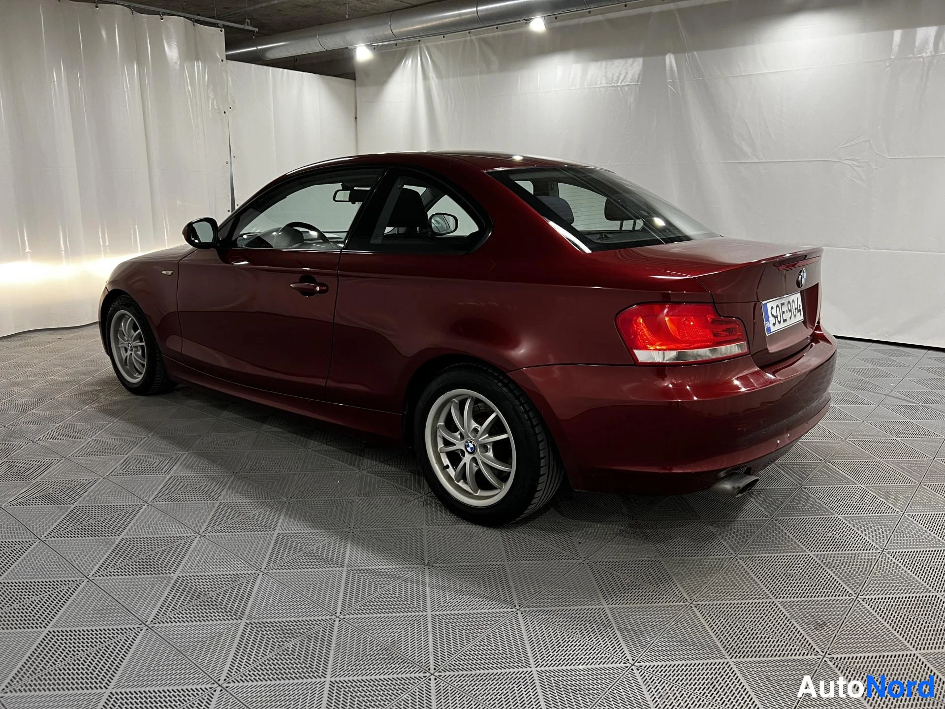 Punainen BMW 120d 2012, takaviisto, kuva 5